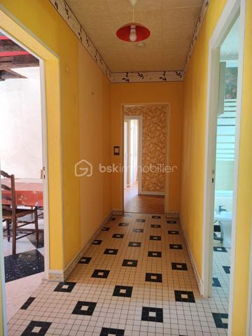 Nichée au cœur de la charmante commune de Lembras, dans une impasse au calme et à deux pas du centre-bourg, cette maison de plain-pied sans vis-à-vis est une véritable invitation à la douceur de vivre.

Dès l’entrée, vous serez séduit par ses volumes et son potentiel. Elle offre une entrée avec placards, une cuisine fermée et équipée, ainsi qu’une agréable pièce de vie baignée de lumière, ouverte sur le jardin. L’espace nuit se compose de deux chambres lumineuses, d’un cellier et d’une salle de bain. Les combles aménageables laissent entrevoir de belles possibilités, notamment la création d’une troisième chambre.

À l’extérieur, le charme opère immédiatement : un beau jardin arboré, intime et paisible, idéal pour profiter des beaux jours. De nombreuses dépendances complètent ce bien : atelier, buanderie, carport et garage, offrant un vrai confort au quotidien.

Les atouts supplémentaires :

Toiture refaite en 2026
Pompe à chaleur récente (2023)

Une maison pleine de charme et de potentiel, parfaite pour un projet de vie ou un investissement.

Un bien rare à découvrir sans tarder… contactez-moi pour une visite !