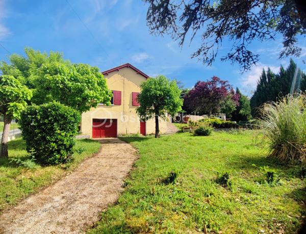 Nichée au cœur de la charmante commune de Lembras, dans une impasse au calme et à deux pas du centre-bourg, cette maison de plain-pied sans vis-à-vis est une véritable invitation à la douceur de vivre.

Dès l’entrée, vous serez séduit par ses volumes et son potentiel. Elle offre une entrée avec placards, une cuisine fermée et équipée, ainsi qu’une agréable pièce de vie baignée de lumière, ouverte sur le jardin. L’espace nuit se compose de deux chambres lumineuses, d’un cellier et d’une salle de bain. Les combles aménageables laissent entrevoir de belles possibilités, notamment la création d’une troisième chambre.

À l’extérieur, le charme opère immédiatement : un beau jardin arboré, intime et paisible, idéal pour profiter des beaux jours. De nombreuses dépendances complètent ce bien : atelier, buanderie, carport et garage, offrant un vrai confort au quotidien.

Les atouts supplémentaires :

Toiture refaite en 2026
Pompe à chaleur récente (2023)

Une maison pleine de charme et de potentiel, parfaite pour un projet de vie ou un investissement.

Un bien rare à découvrir sans tarder… contactez-moi pour une visite !