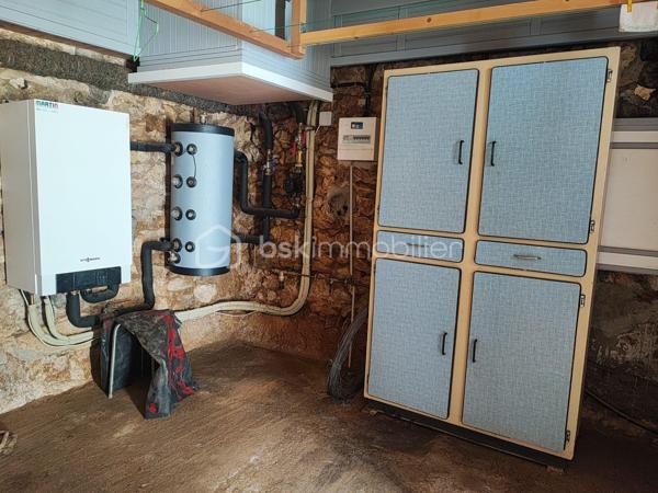 Nichée au cœur de la charmante commune de Lembras, dans une impasse au calme et à deux pas du centre-bourg, cette maison de plain-pied sans vis-à-vis est une véritable invitation à la douceur de vivre.

Dès l’entrée, vous serez séduit par ses volumes et son potentiel. Elle offre une entrée avec placards, une cuisine fermée et équipée, ainsi qu’une agréable pièce de vie baignée de lumière, ouverte sur le jardin. L’espace nuit se compose de deux chambres lumineuses, d’un cellier et d’une salle de bain. Les combles aménageables laissent entrevoir de belles possibilités, notamment la création d’une troisième chambre.

À l’extérieur, le charme opère immédiatement : un beau jardin arboré, intime et paisible, idéal pour profiter des beaux jours. De nombreuses dépendances complètent ce bien : atelier, buanderie, carport et garage, offrant un vrai confort au quotidien.

Les atouts supplémentaires :

Toiture refaite en 2026
Pompe à chaleur récente (2023)

Une maison pleine de charme et de potentiel, parfaite pour un projet de vie ou un investissement.

Un bien rare à découvrir sans tarder… contactez-moi pour une visite !