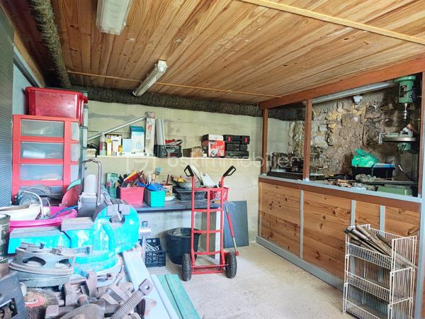 Nichée au cœur de la charmante commune de Lembras, dans une impasse au calme et à deux pas du centre-bourg, cette maison de plain-pied sans vis-à-vis est une véritable invitation à la douceur de vivre.

Dès l’entrée, vous serez séduit par ses volumes et son potentiel. Elle offre une entrée avec placards, une cuisine fermée et équipée, ainsi qu’une agréable pièce de vie baignée de lumière, ouverte sur le jardin. L’espace nuit se compose de deux chambres lumineuses, d’un cellier et d’une salle de bain. Les combles aménageables laissent entrevoir de belles possibilités, notamment la création d’une troisième chambre.

À l’extérieur, le charme opère immédiatement : un beau jardin arboré, intime et paisible, idéal pour profiter des beaux jours. De nombreuses dépendances complètent ce bien : atelier, buanderie, carport et garage, offrant un vrai confort au quotidien.

Les atouts supplémentaires :

Toiture refaite en 2026
Pompe à chaleur récente (2023)

Une maison pleine de charme et de potentiel, parfaite pour un projet de vie ou un investissement.

Un bien rare à découvrir sans tarder… contactez-moi pour une visite !