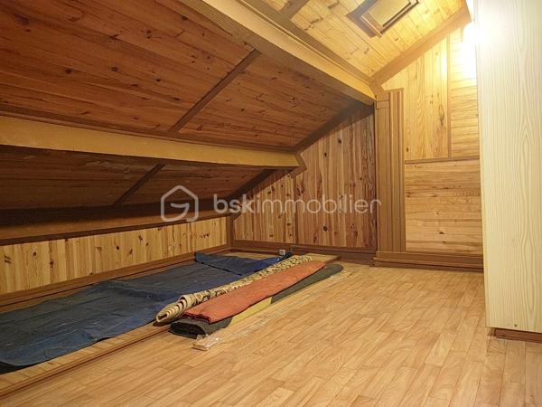 Nichée au cœur de la charmante commune de Lembras, dans une impasse au calme et à deux pas du centre-bourg, cette maison de plain-pied sans vis-à-vis est une véritable invitation à la douceur de vivre.

Dès l’entrée, vous serez séduit par ses volumes et son potentiel. Elle offre une entrée avec placards, une cuisine fermée et équipée, ainsi qu’une agréable pièce de vie baignée de lumière, ouverte sur le jardin. L’espace nuit se compose de deux chambres lumineuses, d’un cellier et d’une salle de bain. Les combles aménageables laissent entrevoir de belles possibilités, notamment la création d’une troisième chambre.

À l’extérieur, le charme opère immédiatement : un beau jardin arboré, intime et paisible, idéal pour profiter des beaux jours. De nombreuses dépendances complètent ce bien : atelier, buanderie, carport et garage, offrant un vrai confort au quotidien.

Les atouts supplémentaires :

Toiture refaite en 2026
Pompe à chaleur récente (2023)

Une maison pleine de charme et de potentiel, parfaite pour un projet de vie ou un investissement.

Un bien rare à découvrir sans tarder… contactez-moi pour une visite !
