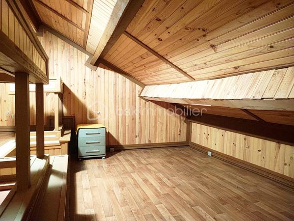 Nichée au cœur de la charmante commune de Lembras, dans une impasse au calme et à deux pas du centre-bourg, cette maison de plain-pied sans vis-à-vis est une véritable invitation à la douceur de vivre.

Dès l’entrée, vous serez séduit par ses volumes et son potentiel. Elle offre une entrée avec placards, une cuisine fermée et équipée, ainsi qu’une agréable pièce de vie baignée de lumière, ouverte sur le jardin. L’espace nuit se compose de deux chambres lumineuses, d’un cellier et d’une salle de bain. Les combles aménageables laissent entrevoir de belles possibilités, notamment la création d’une troisième chambre.

À l’extérieur, le charme opère immédiatement : un beau jardin arboré, intime et paisible, idéal pour profiter des beaux jours. De nombreuses dépendances complètent ce bien : atelier, buanderie, carport et garage, offrant un vrai confort au quotidien.

Les atouts supplémentaires :

Toiture refaite en 2026
Pompe à chaleur récente (2023)

Une maison pleine de charme et de potentiel, parfaite pour un projet de vie ou un investissement.

Un bien rare à découvrir sans tarder… contactez-moi pour une visite !