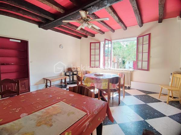 Nichée au cœur de la charmante commune de Lembras, dans une impasse au calme et à deux pas du centre-bourg, cette maison de plain-pied sans vis-à-vis est une véritable invitation à la douceur de vivre.

Dès l’entrée, vous serez séduit par ses volumes et son potentiel. Elle offre une entrée avec placards, une cuisine fermée et équipée, ainsi qu’une agréable pièce de vie baignée de lumière, ouverte sur le jardin. L’espace nuit se compose de deux chambres lumineuses, d’un cellier et d’une salle de bain. Les combles aménageables laissent entrevoir de belles possibilités, notamment la création d’une troisième chambre.

À l’extérieur, le charme opère immédiatement : un beau jardin arboré, intime et paisible, idéal pour profiter des beaux jours. De nombreuses dépendances complètent ce bien : atelier, buanderie, carport et garage, offrant un vrai confort au quotidien.

Les atouts supplémentaires :

Toiture refaite en 2026
Pompe à chaleur récente (2023)

Une maison pleine de charme et de potentiel, parfaite pour un projet de vie ou un investissement.

Un bien rare à découvrir sans tarder… contactez-moi pour une visite !