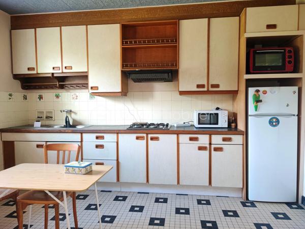 Nichée au cœur de la charmante commune de Lembras, dans une impasse au calme et à deux pas du centre-bourg, cette maison de plain-pied sans vis-à-vis est une véritable invitation à la douceur de vivre.

Dès l’entrée, vous serez séduit par ses volumes et son potentiel. Elle offre une entrée avec placards, une cuisine fermée et équipée, ainsi qu’une agréable pièce de vie baignée de lumière, ouverte sur le jardin. L’espace nuit se compose de deux chambres lumineuses, d’un cellier et d’une salle de bain. Les combles aménageables laissent entrevoir de belles possibilités, notamment la création d’une troisième chambre.

À l’extérieur, le charme opère immédiatement : un beau jardin arboré, intime et paisible, idéal pour profiter des beaux jours. De nombreuses dépendances complètent ce bien : atelier, buanderie, carport et garage, offrant un vrai confort au quotidien.

Les atouts supplémentaires :

Toiture refaite en 2026
Pompe à chaleur récente (2023)

Une maison pleine de charme et de potentiel, parfaite pour un projet de vie ou un investissement.

Un bien rare à découvrir sans tarder… contactez-moi pour une visite !