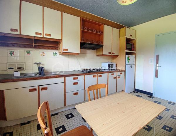 Nichée au cœur de la charmante commune de Lembras, dans une impasse au calme et à deux pas du centre-bourg, cette maison de plain-pied sans vis-à-vis est une véritable invitation à la douceur de vivre.

Dès l’entrée, vous serez séduit par ses volumes et son potentiel. Elle offre une entrée avec placards, une cuisine fermée et équipée, ainsi qu’une agréable pièce de vie baignée de lumière, ouverte sur le jardin. L’espace nuit se compose de deux chambres lumineuses, d’un cellier et d’une salle de bain. Les combles aménageables laissent entrevoir de belles possibilités, notamment la création d’une troisième chambre.

À l’extérieur, le charme opère immédiatement : un beau jardin arboré, intime et paisible, idéal pour profiter des beaux jours. De nombreuses dépendances complètent ce bien : atelier, buanderie, carport et garage, offrant un vrai confort au quotidien.

Les atouts supplémentaires :

Toiture refaite en 2026
Pompe à chaleur récente (2023)

Une maison pleine de charme et de potentiel, parfaite pour un projet de vie ou un investissement.

Un bien rare à découvrir sans tarder… contactez-moi pour une visite !