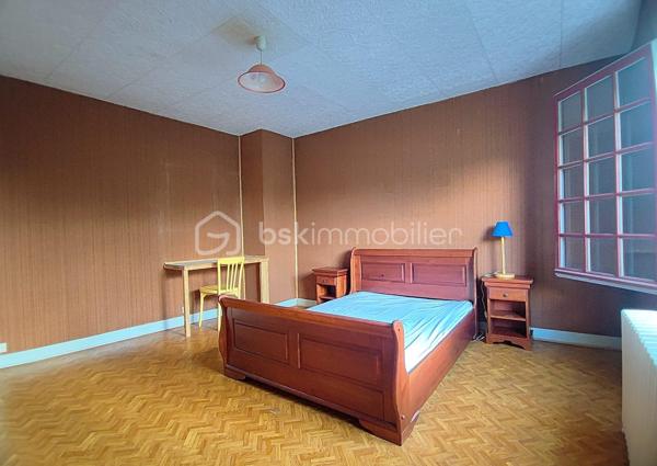 Nichée au cœur de la charmante commune de Lembras, dans une impasse au calme et à deux pas du centre-bourg, cette maison de plain-pied sans vis-à-vis est une véritable invitation à la douceur de vivre.

Dès l’entrée, vous serez séduit par ses volumes et son potentiel. Elle offre une entrée avec placards, une cuisine fermée et équipée, ainsi qu’une agréable pièce de vie baignée de lumière, ouverte sur le jardin. L’espace nuit se compose de deux chambres lumineuses, d’un cellier et d’une salle de bain. Les combles aménageables laissent entrevoir de belles possibilités, notamment la création d’une troisième chambre.

À l’extérieur, le charme opère immédiatement : un beau jardin arboré, intime et paisible, idéal pour profiter des beaux jours. De nombreuses dépendances complètent ce bien : atelier, buanderie, carport et garage, offrant un vrai confort au quotidien.

Les atouts supplémentaires :

Toiture refaite en 2026
Pompe à chaleur récente (2023)

Une maison pleine de charme et de potentiel, parfaite pour un projet de vie ou un investissement.

Un bien rare à découvrir sans tarder… contactez-moi pour une visite !