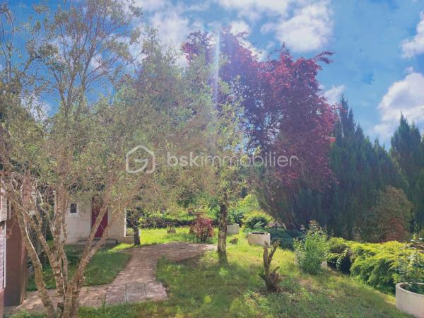 Nichée au cœur de la charmante commune de Lembras, dans une impasse au calme et à deux pas du centre-bourg, cette maison de plain-pied sans vis-à-vis est une véritable invitation à la douceur de vivre.

Dès l’entrée, vous serez séduit par ses volumes et son potentiel. Elle offre une entrée avec placards, une cuisine fermée et équipée, ainsi qu’une agréable pièce de vie baignée de lumière, ouverte sur le jardin. L’espace nuit se compose de deux chambres lumineuses, d’un cellier et d’une salle de bain. Les combles aménageables laissent entrevoir de belles possibilités, notamment la création d’une troisième chambre.

À l’extérieur, le charme opère immédiatement : un beau jardin arboré, intime et paisible, idéal pour profiter des beaux jours. De nombreuses dépendances complètent ce bien : atelier, buanderie, carport et garage, offrant un vrai confort au quotidien.

Les atouts supplémentaires :

Toiture refaite en 2026
Pompe à chaleur récente (2023)

Une maison pleine de charme et de potentiel, parfaite pour un projet de vie ou un investissement.

Un bien rare à découvrir sans tarder… contactez-moi pour une visite !