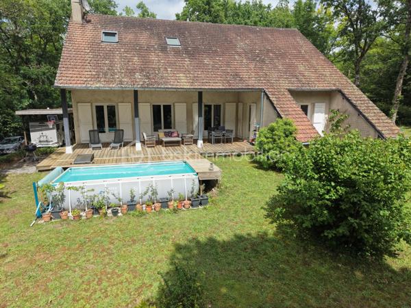 Nichée dans un quartier calme et très prisé aux portes de Bourges, cette grande maison familiale est une véritable invitation à la sérénité. Au cœur d'un magnifique parc de plus de 3 000 m², ses chênes majestueux créent une véritable canopée naturelle. En période de fortes chaleurs, ce formidable écran végétal vous garantit une fraîcheur salvatrice et une ombre bienfaitrice. Ces mêmes arbres constituent également un bouclier naturel, protégeant idéalement la propriété des vents forts tout au long de l'année pour un confort absolu, parfaitement à l'abri des regards.

Dès l'entrée, laissez-vous séduire par des volumes généreux et une belle luminosité. La vaste pièce de réception, réchauffée par un parquet massif et une cheminée, s'ouvre naturellement vers l'extérieur. De larges portes-fenêtres vous guident vers de belles terrasses en bois et l'espace détente, parfaits pour profiter des douces journées à l'ombre de vos arbres. La grande cuisine équipée, véritable lieu de convivialité avec son îlot central, communique directement avec les extérieurs.

Pensée pour le confort de tous, la maison offre une véritable vie de plain-pied grâce à une élégante suite parentale (comprenant une salle d'eau contemporaine et un vaste dressing) ainsi qu'un bureau.

À l'étage, l'espace nuit se révèle être un véritable cocon : quatre belles chambres offrant des vues apaisantes et dégagées sur le feuillage du jardin, ainsi qu'une grande salle de jeux qui fera le bonheur des enfants ou pourra accueillir vos passions.

Un sous-sol total (grand garage, atelier, cave) et des aménagements extérieurs pratiques (vaste carport idéal pour un camping-car, portail électrique) viennent parfaire les prestations de cette propriété. Le confort intérieur est également assuré par un système de chauffage écologique et performant aux granulés.

Un véritable havre de paix et de fraîcheur, aux espaces parfaitement optimisés, prêt à accueillir votre histoire de famille.

Une visite virtuelle détaillée est disponible sur demande pour découvrir les charmes de cette maison en immersion depuis chez vous, avant de programmer une visite sur place.