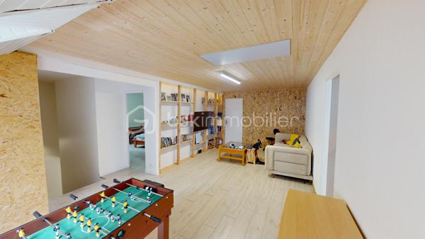 Nichée dans un quartier calme et très prisé aux portes de Bourges, cette grande maison familiale est une véritable invitation à la sérénité. Au cœur d'un magnifique parc de plus de 3 000 m², ses chênes majestueux créent une véritable canopée naturelle. En période de fortes chaleurs, ce formidable écran végétal vous garantit une fraîcheur salvatrice et une ombre bienfaitrice. Ces mêmes arbres constituent également un bouclier naturel, protégeant idéalement la propriété des vents forts tout au long de l'année pour un confort absolu, parfaitement à l'abri des regards.

Dès l'entrée, laissez-vous séduire par des volumes généreux et une belle luminosité. La vaste pièce de réception, réchauffée par un parquet massif et une cheminée, s'ouvre naturellement vers l'extérieur. De larges portes-fenêtres vous guident vers de belles terrasses en bois et l'espace détente, parfaits pour profiter des douces journées à l'ombre de vos arbres. La grande cuisine équipée, véritable lieu de convivialité avec son îlot central, communique directement avec les extérieurs.

Pensée pour le confort de tous, la maison offre une véritable vie de plain-pied grâce à une élégante suite parentale (comprenant une salle d'eau contemporaine et un vaste dressing) ainsi qu'un bureau.

À l'étage, l'espace nuit se révèle être un véritable cocon : quatre belles chambres offrant des vues apaisantes et dégagées sur le feuillage du jardin, ainsi qu'une grande salle de jeux qui fera le bonheur des enfants ou pourra accueillir vos passions.

Un sous-sol total (grand garage, atelier, cave) et des aménagements extérieurs pratiques (vaste carport idéal pour un camping-car, portail électrique) viennent parfaire les prestations de cette propriété. Le confort intérieur est également assuré par un système de chauffage écologique et performant aux granulés.

Un véritable havre de paix et de fraîcheur, aux espaces parfaitement optimisés, prêt à accueillir votre histoire de famille.

Une visite virtuelle détaillée est disponible sur demande pour découvrir les charmes de cette maison en immersion depuis chez vous, avant de programmer une visite sur place.