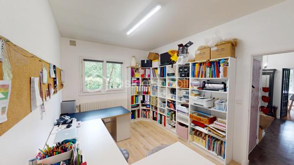 Nichée dans un quartier calme et très prisé aux portes de Bourges, cette grande maison familiale est une véritable invitation à la sérénité. Au cœur d'un magnifique parc de plus de 3 000 m², ses chênes majestueux créent une véritable canopée naturelle. En période de fortes chaleurs, ce formidable écran végétal vous garantit une fraîcheur salvatrice et une ombre bienfaitrice. Ces mêmes arbres constituent également un bouclier naturel, protégeant idéalement la propriété des vents forts tout au long de l'année pour un confort absolu, parfaitement à l'abri des regards.

Dès l'entrée, laissez-vous séduire par des volumes généreux et une belle luminosité. La vaste pièce de réception, réchauffée par un parquet massif et une cheminée, s'ouvre naturellement vers l'extérieur. De larges portes-fenêtres vous guident vers de belles terrasses en bois et l'espace détente, parfaits pour profiter des douces journées à l'ombre de vos arbres. La grande cuisine équipée, véritable lieu de convivialité avec son îlot central, communique directement avec les extérieurs.

Pensée pour le confort de tous, la maison offre une véritable vie de plain-pied grâce à une élégante suite parentale (comprenant une salle d'eau contemporaine et un vaste dressing) ainsi qu'un bureau.

À l'étage, l'espace nuit se révèle être un véritable cocon : quatre belles chambres offrant des vues apaisantes et dégagées sur le feuillage du jardin, ainsi qu'une grande salle de jeux qui fera le bonheur des enfants ou pourra accueillir vos passions.

Un sous-sol total (grand garage, atelier, cave) et des aménagements extérieurs pratiques (vaste carport idéal pour un camping-car, portail électrique) viennent parfaire les prestations de cette propriété. Le confort intérieur est également assuré par un système de chauffage écologique et performant aux granulés.

Un véritable havre de paix et de fraîcheur, aux espaces parfaitement optimisés, prêt à accueillir votre histoire de famille.

Une visite virtuelle détaillée est disponible sur demande pour découvrir les charmes de cette maison en immersion depuis chez vous, avant de programmer une visite sur place.