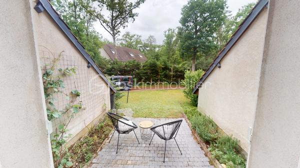 Nichée dans un quartier calme et très prisé aux portes de Bourges, cette grande maison familiale est une véritable invitation à la sérénité. Au cœur d'un magnifique parc de plus de 3 000 m², ses chênes majestueux créent une véritable canopée naturelle. En période de fortes chaleurs, ce formidable écran végétal vous garantit une fraîcheur salvatrice et une ombre bienfaitrice. Ces mêmes arbres constituent également un bouclier naturel, protégeant idéalement la propriété des vents forts tout au long de l'année pour un confort absolu, parfaitement à l'abri des regards.

Dès l'entrée, laissez-vous séduire par des volumes généreux et une belle luminosité. La vaste pièce de réception, réchauffée par un parquet massif et une cheminée, s'ouvre naturellement vers l'extérieur. De larges portes-fenêtres vous guident vers de belles terrasses en bois et l'espace détente, parfaits pour profiter des douces journées à l'ombre de vos arbres. La grande cuisine équipée, véritable lieu de convivialité avec son îlot central, communique directement avec les extérieurs.

Pensée pour le confort de tous, la maison offre une véritable vie de plain-pied grâce à une élégante suite parentale (comprenant une salle d'eau contemporaine et un vaste dressing) ainsi qu'un bureau.

À l'étage, l'espace nuit se révèle être un véritable cocon : quatre belles chambres offrant des vues apaisantes et dégagées sur le feuillage du jardin, ainsi qu'une grande salle de jeux qui fera le bonheur des enfants ou pourra accueillir vos passions.

Un sous-sol total (grand garage, atelier, cave) et des aménagements extérieurs pratiques (vaste carport idéal pour un camping-car, portail électrique) viennent parfaire les prestations de cette propriété. Le confort intérieur est également assuré par un système de chauffage écologique et performant aux granulés.

Un véritable havre de paix et de fraîcheur, aux espaces parfaitement optimisés, prêt à accueillir votre histoire de famille.

Une visite virtuelle détaillée est disponible sur demande pour découvrir les charmes de cette maison en immersion depuis chez vous, avant de programmer une visite sur place.