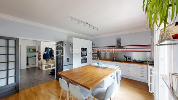 Nichée dans un quartier calme et très prisé aux portes de Bourges, cette grande maison familiale est une véritable invitation à la sérénité. Au cœur d'un magnifique parc de plus de 3 000 m², ses chênes majestueux créent une véritable canopée naturelle. En période de fortes chaleurs, ce formidable écran végétal vous garantit une fraîcheur salvatrice et une ombre bienfaitrice. Ces mêmes arbres constituent également un bouclier naturel, protégeant idéalement la propriété des vents forts tout au long de l'année pour un confort absolu, parfaitement à l'abri des regards.

Dès l'entrée, laissez-vous séduire par des volumes généreux et une belle luminosité. La vaste pièce de réception, réchauffée par un parquet massif et une cheminée, s'ouvre naturellement vers l'extérieur. De larges portes-fenêtres vous guident vers de belles terrasses en bois et l'espace détente, parfaits pour profiter des douces journées à l'ombre de vos arbres. La grande cuisine équipée, véritable lieu de convivialité avec son îlot central, communique directement avec les extérieurs.

Pensée pour le confort de tous, la maison offre une véritable vie de plain-pied grâce à une élégante suite parentale (comprenant une salle d'eau contemporaine et un vaste dressing) ainsi qu'un bureau.

À l'étage, l'espace nuit se révèle être un véritable cocon : quatre belles chambres offrant des vues apaisantes et dégagées sur le feuillage du jardin, ainsi qu'une grande salle de jeux qui fera le bonheur des enfants ou pourra accueillir vos passions.

Un sous-sol total (grand garage, atelier, cave) et des aménagements extérieurs pratiques (vaste carport idéal pour un camping-car, portail électrique) viennent parfaire les prestations de cette propriété. Le confort intérieur est également assuré par un système de chauffage écologique et performant aux granulés.

Un véritable havre de paix et de fraîcheur, aux espaces parfaitement optimisés, prêt à accueillir votre histoire de famille.

Une visite virtuelle détaillée est disponible sur demande pour découvrir les charmes de cette maison en immersion depuis chez vous, avant de programmer une visite sur place.