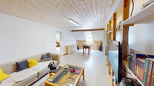 Nichée dans un quartier calme et très prisé aux portes de Bourges, cette grande maison familiale est une véritable invitation à la sérénité. Au cœur d'un magnifique parc de plus de 3 000 m², ses chênes majestueux créent une véritable canopée naturelle. En période de fortes chaleurs, ce formidable écran végétal vous garantit une fraîcheur salvatrice et une ombre bienfaitrice. Ces mêmes arbres constituent également un bouclier naturel, protégeant idéalement la propriété des vents forts tout au long de l'année pour un confort absolu, parfaitement à l'abri des regards.

Dès l'entrée, laissez-vous séduire par des volumes généreux et une belle luminosité. La vaste pièce de réception, réchauffée par un parquet massif et une cheminée, s'ouvre naturellement vers l'extérieur. De larges portes-fenêtres vous guident vers de belles terrasses en bois et l'espace détente, parfaits pour profiter des douces journées à l'ombre de vos arbres. La grande cuisine équipée, véritable lieu de convivialité avec son îlot central, communique directement avec les extérieurs.

Pensée pour le confort de tous, la maison offre une véritable vie de plain-pied grâce à une élégante suite parentale (comprenant une salle d'eau contemporaine et un vaste dressing) ainsi qu'un bureau.

À l'étage, l'espace nuit se révèle être un véritable cocon : quatre belles chambres offrant des vues apaisantes et dégagées sur le feuillage du jardin, ainsi qu'une grande salle de jeux qui fera le bonheur des enfants ou pourra accueillir vos passions.

Un sous-sol total (grand garage, atelier, cave) et des aménagements extérieurs pratiques (vaste carport idéal pour un camping-car, portail électrique) viennent parfaire les prestations de cette propriété. Le confort intérieur est également assuré par un système de chauffage écologique et performant aux granulés.

Un véritable havre de paix et de fraîcheur, aux espaces parfaitement optimisés, prêt à accueillir votre histoire de famille.

Une visite virtuelle détaillée est disponible sur demande pour découvrir les charmes de cette maison en immersion depuis chez vous, avant de programmer une visite sur place.
