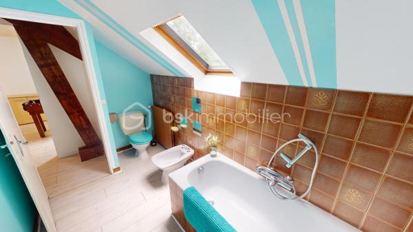 Nichée dans un quartier calme et très prisé aux portes de Bourges, cette grande maison familiale est une véritable invitation à la sérénité. Au cœur d'un magnifique parc de plus de 3 000 m², ses chênes majestueux créent une véritable canopée naturelle. En période de fortes chaleurs, ce formidable écran végétal vous garantit une fraîcheur salvatrice et une ombre bienfaitrice. Ces mêmes arbres constituent également un bouclier naturel, protégeant idéalement la propriété des vents forts tout au long de l'année pour un confort absolu, parfaitement à l'abri des regards.

Dès l'entrée, laissez-vous séduire par des volumes généreux et une belle luminosité. La vaste pièce de réception, réchauffée par un parquet massif et une cheminée, s'ouvre naturellement vers l'extérieur. De larges portes-fenêtres vous guident vers de belles terrasses en bois et l'espace détente, parfaits pour profiter des douces journées à l'ombre de vos arbres. La grande cuisine équipée, véritable lieu de convivialité avec son îlot central, communique directement avec les extérieurs.

Pensée pour le confort de tous, la maison offre une véritable vie de plain-pied grâce à une élégante suite parentale (comprenant une salle d'eau contemporaine et un vaste dressing) ainsi qu'un bureau.

À l'étage, l'espace nuit se révèle être un véritable cocon : quatre belles chambres offrant des vues apaisantes et dégagées sur le feuillage du jardin, ainsi qu'une grande salle de jeux qui fera le bonheur des enfants ou pourra accueillir vos passions.

Un sous-sol total (grand garage, atelier, cave) et des aménagements extérieurs pratiques (vaste carport idéal pour un camping-car, portail électrique) viennent parfaire les prestations de cette propriété. Le confort intérieur est également assuré par un système de chauffage écologique et performant aux granulés.

Un véritable havre de paix et de fraîcheur, aux espaces parfaitement optimisés, prêt à accueillir votre histoire de famille.

Une visite virtuelle détaillée est disponible sur demande pour découvrir les charmes de cette maison en immersion depuis chez vous, avant de programmer une visite sur place.