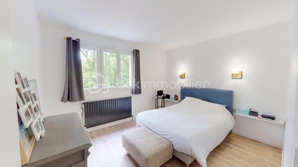 Nichée dans un quartier calme et très prisé aux portes de Bourges, cette grande maison familiale est une véritable invitation à la sérénité. Au cœur d'un magnifique parc de plus de 3 000 m², ses chênes majestueux créent une véritable canopée naturelle. En période de fortes chaleurs, ce formidable écran végétal vous garantit une fraîcheur salvatrice et une ombre bienfaitrice. Ces mêmes arbres constituent également un bouclier naturel, protégeant idéalement la propriété des vents forts tout au long de l'année pour un confort absolu, parfaitement à l'abri des regards.

Dès l'entrée, laissez-vous séduire par des volumes généreux et une belle luminosité. La vaste pièce de réception, réchauffée par un parquet massif et une cheminée, s'ouvre naturellement vers l'extérieur. De larges portes-fenêtres vous guident vers de belles terrasses en bois et l'espace détente, parfaits pour profiter des douces journées à l'ombre de vos arbres. La grande cuisine équipée, véritable lieu de convivialité avec son îlot central, communique directement avec les extérieurs.

Pensée pour le confort de tous, la maison offre une véritable vie de plain-pied grâce à une élégante suite parentale (comprenant une salle d'eau contemporaine et un vaste dressing) ainsi qu'un bureau.

À l'étage, l'espace nuit se révèle être un véritable cocon : quatre belles chambres offrant des vues apaisantes et dégagées sur le feuillage du jardin, ainsi qu'une grande salle de jeux qui fera le bonheur des enfants ou pourra accueillir vos passions.

Un sous-sol total (grand garage, atelier, cave) et des aménagements extérieurs pratiques (vaste carport idéal pour un camping-car, portail électrique) viennent parfaire les prestations de cette propriété. Le confort intérieur est également assuré par un système de chauffage écologique et performant aux granulés.

Un véritable havre de paix et de fraîcheur, aux espaces parfaitement optimisés, prêt à accueillir votre histoire de famille.

Une visite virtuelle détaillée est disponible sur demande pour découvrir les charmes de cette maison en immersion depuis chez vous, avant de programmer une visite sur place.