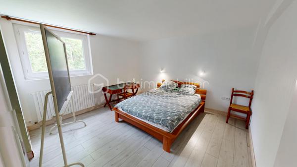 Nichée dans un quartier calme et très prisé aux portes de Bourges, cette grande maison familiale est une véritable invitation à la sérénité. Au cœur d'un magnifique parc de plus de 3 000 m², ses chênes majestueux créent une véritable canopée naturelle. En période de fortes chaleurs, ce formidable écran végétal vous garantit une fraîcheur salvatrice et une ombre bienfaitrice. Ces mêmes arbres constituent également un bouclier naturel, protégeant idéalement la propriété des vents forts tout au long de l'année pour un confort absolu, parfaitement à l'abri des regards.

Dès l'entrée, laissez-vous séduire par des volumes généreux et une belle luminosité. La vaste pièce de réception, réchauffée par un parquet massif et une cheminée, s'ouvre naturellement vers l'extérieur. De larges portes-fenêtres vous guident vers de belles terrasses en bois et l'espace détente, parfaits pour profiter des douces journées à l'ombre de vos arbres. La grande cuisine équipée, véritable lieu de convivialité avec son îlot central, communique directement avec les extérieurs.

Pensée pour le confort de tous, la maison offre une véritable vie de plain-pied grâce à une élégante suite parentale (comprenant une salle d'eau contemporaine et un vaste dressing) ainsi qu'un bureau.

À l'étage, l'espace nuit se révèle être un véritable cocon : quatre belles chambres offrant des vues apaisantes et dégagées sur le feuillage du jardin, ainsi qu'une grande salle de jeux qui fera le bonheur des enfants ou pourra accueillir vos passions.

Un sous-sol total (grand garage, atelier, cave) et des aménagements extérieurs pratiques (vaste carport idéal pour un camping-car, portail électrique) viennent parfaire les prestations de cette propriété. Le confort intérieur est également assuré par un système de chauffage écologique et performant aux granulés.

Un véritable havre de paix et de fraîcheur, aux espaces parfaitement optimisés, prêt à accueillir votre histoire de famille.

Une visite virtuelle détaillée est disponible sur demande pour découvrir les charmes de cette maison en immersion depuis chez vous, avant de programmer une visite sur place.