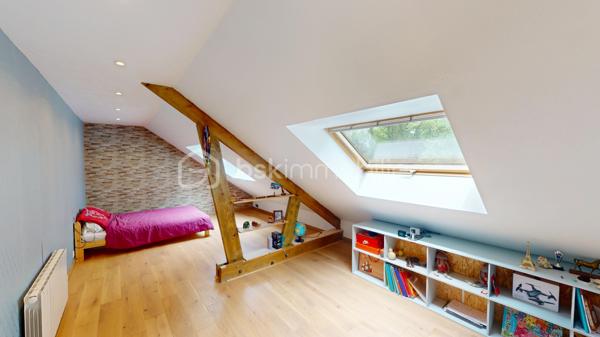 Nichée dans un quartier calme et très prisé aux portes de Bourges, cette grande maison familiale est une véritable invitation à la sérénité. Au cœur d'un magnifique parc de plus de 3 000 m², ses chênes majestueux créent une véritable canopée naturelle. En période de fortes chaleurs, ce formidable écran végétal vous garantit une fraîcheur salvatrice et une ombre bienfaitrice. Ces mêmes arbres constituent également un bouclier naturel, protégeant idéalement la propriété des vents forts tout au long de l'année pour un confort absolu, parfaitement à l'abri des regards.

Dès l'entrée, laissez-vous séduire par des volumes généreux et une belle luminosité. La vaste pièce de réception, réchauffée par un parquet massif et une cheminée, s'ouvre naturellement vers l'extérieur. De larges portes-fenêtres vous guident vers de belles terrasses en bois et l'espace détente, parfaits pour profiter des douces journées à l'ombre de vos arbres. La grande cuisine équipée, véritable lieu de convivialité avec son îlot central, communique directement avec les extérieurs.

Pensée pour le confort de tous, la maison offre une véritable vie de plain-pied grâce à une élégante suite parentale (comprenant une salle d'eau contemporaine et un vaste dressing) ainsi qu'un bureau.

À l'étage, l'espace nuit se révèle être un véritable cocon : quatre belles chambres offrant des vues apaisantes et dégagées sur le feuillage du jardin, ainsi qu'une grande salle de jeux qui fera le bonheur des enfants ou pourra accueillir vos passions.

Un sous-sol total (grand garage, atelier, cave) et des aménagements extérieurs pratiques (vaste carport idéal pour un camping-car, portail électrique) viennent parfaire les prestations de cette propriété. Le confort intérieur est également assuré par un système de chauffage écologique et performant aux granulés.

Un véritable havre de paix et de fraîcheur, aux espaces parfaitement optimisés, prêt à accueillir votre histoire de famille.

Une visite virtuelle détaillée est disponible sur demande pour découvrir les charmes de cette maison en immersion depuis chez vous, avant de programmer une visite sur place.
