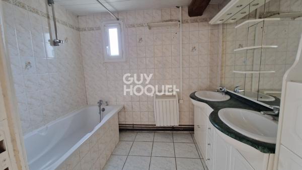 Au Coudray, maison de ville 3 ch et bureau, avec cour et stationnement.