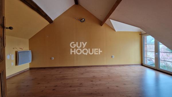 Au Coudray, maison de ville 3 ch et bureau, avec cour et stationnement.