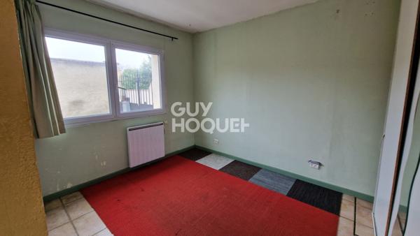 Au Coudray, maison de ville 3 ch et bureau, avec cour et stationnement.