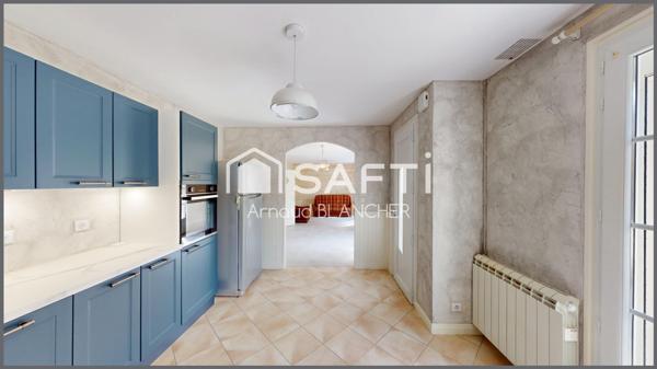 Charmant pavillon plain-pied, 3 chambres, belle pièce de vie, terrasse, garage et jardin entièrement clos.