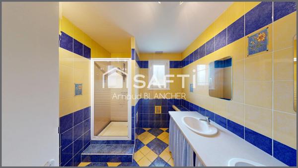 Charmant pavillon plain-pied, 3 chambres, belle pièce de vie, terrasse, garage et jardin entièrement clos.