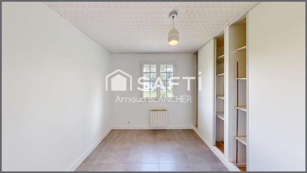 Charmant pavillon plain-pied, 3 chambres, belle pièce de vie, terrasse, garage et jardin entièrement clos.