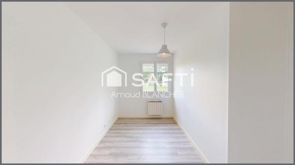 Charmant pavillon plain-pied, 3 chambres, belle pièce de vie, terrasse, garage et jardin entièrement clos.