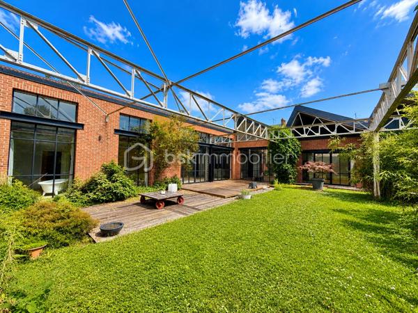 LOFT D'EXCEPTION LIBRE DE PRÈS DE 400 M² + 52 500 € DE REVENUS LOCATIFS ANNUELS

À la frontière des quartiers Henriville et Saint-Honoré, dans le bas du quartier, à quelques minutes à pied du Cirque Jules Verne, du centre-ville et de la gare, découvrez une propriété absolument unique sur le marché amiénois.

Développant près de 800 m² habitables au sein d'un ensemble immobilier détenu en monopropriété, cette propriété offre une combinaison exceptionnelle entre résidence principale haut de gamme, patrimoine immobilier et revenus locatifs.

Ancien bâtiment industriel entièrement réhabilité, l'ensemble a conservé ce qui faisait la noblesse de son architecture d'origine : impressionnantes structures métalliques rivetées, volumes spectaculaires, hauteurs sous plafond remarquables et esprit atelier omniprésent.

De monumentales verrières réalisées sur mesure par un métallier d'art rythment les espaces et offrent une luminosité exceptionnelle tout au long de la journée. Les surfaces vitrées sont tout simplement impressionnantes et participent pleinement à l'identité unique des lieux.

L'ensemble comprend :

* Un loft principal d'environ 400 m² vendu libre de toute occupation ;
* Un second loft d'environ 228 m² actuellement loué ;
* Un appartement T2 d'environ 74 m² ;
* Trois studios de plus de 30 m² chacun ;
* Plusieurs stationnements privatifs ;
* Des espaces extérieurs privatifs et communs.

Le loft principal constitue à lui seul un bien exceptionnel.

Organisé autour de vastes espaces de réception, il bénéficie d'un jardin arboré privatif, de terrasses, d'une intimité remarquable et surtout d'une absence totale de vis-à-vis, situation particulièrement rare à proximité immédiate du centre-ville d'Amiens.

Le second loft bénéficie lui aussi de ses propres espaces extérieurs, permettant à chacun des occupants de profiter d'un véritable cadre de vie indépendant.

Ici, vous n'achetez pas uniquement des mètres carrés.

Vous achetez un lieu de vie.

Un lieu où l'architecture industrielle rencontre le confort contemporain.

L'un des principaux atouts de cette propriété réside également dans son modèle patrimonial particulièrement rare.

Pendant que vous profitez pleinement du loft principal libre d'occupation, les autres logements déjà loués génèrent environ 52 500 € de revenus locatifs annuels hors charges.

Une situation particulièrement attractive pour un dirigeant d'entreprise, une profession libérale, un investisseur patrimonial ou une famille souhaitant associer qualité de vie et revenus complémentaires.

Autre avantage majeur : l'ensemble est détenu en monopropriété:
Pas de copropriété.
Pas de syndic.
Pas d'assemblées générales.
Pas de contraintes imposées par d'autres copropriétaires.

Vous restez seul maître à bord de votre patrimoine et de son évolution future.

À une époque où les biens véritablement atypiques deviennent extrêmement rares et où les coûts de construction et de réhabilitation atteignent des niveaux historiques, cette propriété constitue un actif patrimonial difficilement reproductible.

Un bien destiné à une clientèle exigeante à la recherche d'un lieu de vie exceptionnel associé à un patrimoine immobilier pérenne.

Dossier complet, plans, diagnostics et informations complémentaires sur demande.

Bien confidentiel.
Taxe foncière : 12.000€

Renseignements uniquement sur présentation d'un projet cohérent.