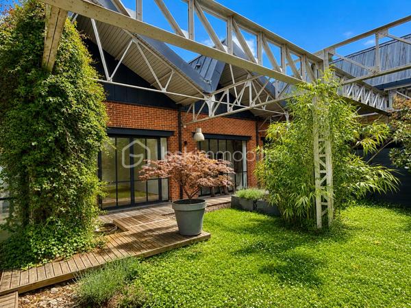 LOFT D'EXCEPTION LIBRE DE PRÈS DE 400 M² + 52 500 € DE REVENUS LOCATIFS ANNUELS

À la frontière des quartiers Henriville et Saint-Honoré, dans le bas du quartier, à quelques minutes à pied du Cirque Jules Verne, du centre-ville et de la gare, découvrez une propriété absolument unique sur le marché amiénois.

Développant près de 800 m² habitables au sein d'un ensemble immobilier détenu en monopropriété, cette propriété offre une combinaison exceptionnelle entre résidence principale haut de gamme, patrimoine immobilier et revenus locatifs.

Ancien bâtiment industriel entièrement réhabilité, l'ensemble a conservé ce qui faisait la noblesse de son architecture d'origine : impressionnantes structures métalliques rivetées, volumes spectaculaires, hauteurs sous plafond remarquables et esprit atelier omniprésent.

De monumentales verrières réalisées sur mesure par un métallier d'art rythment les espaces et offrent une luminosité exceptionnelle tout au long de la journée. Les surfaces vitrées sont tout simplement impressionnantes et participent pleinement à l'identité unique des lieux.

L'ensemble comprend :

* Un loft principal d'environ 400 m² vendu libre de toute occupation ;
* Un second loft d'environ 228 m² actuellement loué ;
* Un appartement T2 d'environ 74 m² ;
* Trois studios de plus de 30 m² chacun ;
* Plusieurs stationnements privatifs ;
* Des espaces extérieurs privatifs et communs.

Le loft principal constitue à lui seul un bien exceptionnel.

Organisé autour de vastes espaces de réception, il bénéficie d'un jardin arboré privatif, de terrasses, d'une intimité remarquable et surtout d'une absence totale de vis-à-vis, situation particulièrement rare à proximité immédiate du centre-ville d'Amiens.

Le second loft bénéficie lui aussi de ses propres espaces extérieurs, permettant à chacun des occupants de profiter d'un véritable cadre de vie indépendant.

Ici, vous n'achetez pas uniquement des mètres carrés.

Vous achetez un lieu de vie.

Un lieu où l'architecture industrielle rencontre le confort contemporain.

L'un des principaux atouts de cette propriété réside également dans son modèle patrimonial particulièrement rare.

Pendant que vous profitez pleinement du loft principal libre d'occupation, les autres logements déjà loués génèrent environ 52 500 € de revenus locatifs annuels hors charges.

Une situation particulièrement attractive pour un dirigeant d'entreprise, une profession libérale, un investisseur patrimonial ou une famille souhaitant associer qualité de vie et revenus complémentaires.

Autre avantage majeur : l'ensemble est détenu en monopropriété:
Pas de copropriété.
Pas de syndic.
Pas d'assemblées générales.
Pas de contraintes imposées par d'autres copropriétaires.

Vous restez seul maître à bord de votre patrimoine et de son évolution future.

À une époque où les biens véritablement atypiques deviennent extrêmement rares et où les coûts de construction et de réhabilitation atteignent des niveaux historiques, cette propriété constitue un actif patrimonial difficilement reproductible.

Un bien destiné à une clientèle exigeante à la recherche d'un lieu de vie exceptionnel associé à un patrimoine immobilier pérenne.

Dossier complet, plans, diagnostics et informations complémentaires sur demande.

Bien confidentiel.
Taxe foncière : 12.000€

Renseignements uniquement sur présentation d'un projet cohérent.