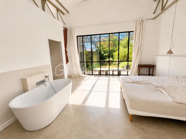 LOFT D'EXCEPTION LIBRE DE PRÈS DE 400 M² + 52 500 € DE REVENUS LOCATIFS ANNUELS

À la frontière des quartiers Henriville et Saint-Honoré, dans le bas du quartier, à quelques minutes à pied du Cirque Jules Verne, du centre-ville et de la gare, découvrez une propriété absolument unique sur le marché amiénois.

Développant près de 800 m² habitables au sein d'un ensemble immobilier détenu en monopropriété, cette propriété offre une combinaison exceptionnelle entre résidence principale haut de gamme, patrimoine immobilier et revenus locatifs.

Ancien bâtiment industriel entièrement réhabilité, l'ensemble a conservé ce qui faisait la noblesse de son architecture d'origine : impressionnantes structures métalliques rivetées, volumes spectaculaires, hauteurs sous plafond remarquables et esprit atelier omniprésent.

De monumentales verrières réalisées sur mesure par un métallier d'art rythment les espaces et offrent une luminosité exceptionnelle tout au long de la journée. Les surfaces vitrées sont tout simplement impressionnantes et participent pleinement à l'identité unique des lieux.

L'ensemble comprend :

* Un loft principal d'environ 400 m² vendu libre de toute occupation ;
* Un second loft d'environ 228 m² actuellement loué ;
* Un appartement T2 d'environ 74 m² ;
* Trois studios de plus de 30 m² chacun ;
* Plusieurs stationnements privatifs ;
* Des espaces extérieurs privatifs et communs.

Le loft principal constitue à lui seul un bien exceptionnel.

Organisé autour de vastes espaces de réception, il bénéficie d'un jardin arboré privatif, de terrasses, d'une intimité remarquable et surtout d'une absence totale de vis-à-vis, situation particulièrement rare à proximité immédiate du centre-ville d'Amiens.

Le second loft bénéficie lui aussi de ses propres espaces extérieurs, permettant à chacun des occupants de profiter d'un véritable cadre de vie indépendant.

Ici, vous n'achetez pas uniquement des mètres carrés.

Vous achetez un lieu de vie.

Un lieu où l'architecture industrielle rencontre le confort contemporain.

L'un des principaux atouts de cette propriété réside également dans son modèle patrimonial particulièrement rare.

Pendant que vous profitez pleinement du loft principal libre d'occupation, les autres logements déjà loués génèrent environ 52 500 € de revenus locatifs annuels hors charges.

Une situation particulièrement attractive pour un dirigeant d'entreprise, une profession libérale, un investisseur patrimonial ou une famille souhaitant associer qualité de vie et revenus complémentaires.

Autre avantage majeur : l'ensemble est détenu en monopropriété:
Pas de copropriété.
Pas de syndic.
Pas d'assemblées générales.
Pas de contraintes imposées par d'autres copropriétaires.

Vous restez seul maître à bord de votre patrimoine et de son évolution future.

À une époque où les biens véritablement atypiques deviennent extrêmement rares et où les coûts de construction et de réhabilitation atteignent des niveaux historiques, cette propriété constitue un actif patrimonial difficilement reproductible.

Un bien destiné à une clientèle exigeante à la recherche d'un lieu de vie exceptionnel associé à un patrimoine immobilier pérenne.

Dossier complet, plans, diagnostics et informations complémentaires sur demande.

Bien confidentiel.
Taxe foncière : 12.000€

Renseignements uniquement sur présentation d'un projet cohérent.