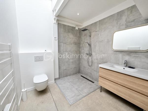 LOFT D'EXCEPTION LIBRE DE PRÈS DE 400 M² + 52 500 € DE REVENUS LOCATIFS ANNUELS

À la frontière des quartiers Henriville et Saint-Honoré, dans le bas du quartier, à quelques minutes à pied du Cirque Jules Verne, du centre-ville et de la gare, découvrez une propriété absolument unique sur le marché amiénois.

Développant près de 800 m² habitables au sein d'un ensemble immobilier détenu en monopropriété, cette propriété offre une combinaison exceptionnelle entre résidence principale haut de gamme, patrimoine immobilier et revenus locatifs.

Ancien bâtiment industriel entièrement réhabilité, l'ensemble a conservé ce qui faisait la noblesse de son architecture d'origine : impressionnantes structures métalliques rivetées, volumes spectaculaires, hauteurs sous plafond remarquables et esprit atelier omniprésent.

De monumentales verrières réalisées sur mesure par un métallier d'art rythment les espaces et offrent une luminosité exceptionnelle tout au long de la journée. Les surfaces vitrées sont tout simplement impressionnantes et participent pleinement à l'identité unique des lieux.

L'ensemble comprend :

* Un loft principal d'environ 400 m² vendu libre de toute occupation ;
* Un second loft d'environ 228 m² actuellement loué ;
* Un appartement T2 d'environ 74 m² ;
* Trois studios de plus de 30 m² chacun ;
* Plusieurs stationnements privatifs ;
* Des espaces extérieurs privatifs et communs.

Le loft principal constitue à lui seul un bien exceptionnel.

Organisé autour de vastes espaces de réception, il bénéficie d'un jardin arboré privatif, de terrasses, d'une intimité remarquable et surtout d'une absence totale de vis-à-vis, situation particulièrement rare à proximité immédiate du centre-ville d'Amiens.

Le second loft bénéficie lui aussi de ses propres espaces extérieurs, permettant à chacun des occupants de profiter d'un véritable cadre de vie indépendant.

Ici, vous n'achetez pas uniquement des mètres carrés.

Vous achetez un lieu de vie.

Un lieu où l'architecture industrielle rencontre le confort contemporain.

L'un des principaux atouts de cette propriété réside également dans son modèle patrimonial particulièrement rare.

Pendant que vous profitez pleinement du loft principal libre d'occupation, les autres logements déjà loués génèrent environ 52 500 € de revenus locatifs annuels hors charges.

Une situation particulièrement attractive pour un dirigeant d'entreprise, une profession libérale, un investisseur patrimonial ou une famille souhaitant associer qualité de vie et revenus complémentaires.

Autre avantage majeur : l'ensemble est détenu en monopropriété:
Pas de copropriété.
Pas de syndic.
Pas d'assemblées générales.
Pas de contraintes imposées par d'autres copropriétaires.

Vous restez seul maître à bord de votre patrimoine et de son évolution future.

À une époque où les biens véritablement atypiques deviennent extrêmement rares et où les coûts de construction et de réhabilitation atteignent des niveaux historiques, cette propriété constitue un actif patrimonial difficilement reproductible.

Un bien destiné à une clientèle exigeante à la recherche d'un lieu de vie exceptionnel associé à un patrimoine immobilier pérenne.

Dossier complet, plans, diagnostics et informations complémentaires sur demande.

Bien confidentiel.
Taxe foncière : 12.000€

Renseignements uniquement sur présentation d'un projet cohérent.