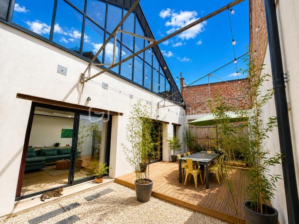 LOFT D'EXCEPTION LIBRE DE PRÈS DE 400 M² + 52 500 € DE REVENUS LOCATIFS ANNUELS

À la frontière des quartiers Henriville et Saint-Honoré, dans le bas du quartier, à quelques minutes à pied du Cirque Jules Verne, du centre-ville et de la gare, découvrez une propriété absolument unique sur le marché amiénois.

Développant près de 800 m² habitables au sein d'un ensemble immobilier détenu en monopropriété, cette propriété offre une combinaison exceptionnelle entre résidence principale haut de gamme, patrimoine immobilier et revenus locatifs.

Ancien bâtiment industriel entièrement réhabilité, l'ensemble a conservé ce qui faisait la noblesse de son architecture d'origine : impressionnantes structures métalliques rivetées, volumes spectaculaires, hauteurs sous plafond remarquables et esprit atelier omniprésent.

De monumentales verrières réalisées sur mesure par un métallier d'art rythment les espaces et offrent une luminosité exceptionnelle tout au long de la journée. Les surfaces vitrées sont tout simplement impressionnantes et participent pleinement à l'identité unique des lieux.

L'ensemble comprend :

* Un loft principal d'environ 400 m² vendu libre de toute occupation ;
* Un second loft d'environ 228 m² actuellement loué ;
* Un appartement T2 d'environ 74 m² ;
* Trois studios de plus de 30 m² chacun ;
* Plusieurs stationnements privatifs ;
* Des espaces extérieurs privatifs et communs.

Le loft principal constitue à lui seul un bien exceptionnel.

Organisé autour de vastes espaces de réception, il bénéficie d'un jardin arboré privatif, de terrasses, d'une intimité remarquable et surtout d'une absence totale de vis-à-vis, situation particulièrement rare à proximité immédiate du centre-ville d'Amiens.

Le second loft bénéficie lui aussi de ses propres espaces extérieurs, permettant à chacun des occupants de profiter d'un véritable cadre de vie indépendant.

Ici, vous n'achetez pas uniquement des mètres carrés.

Vous achetez un lieu de vie.

Un lieu où l'architecture industrielle rencontre le confort contemporain.

L'un des principaux atouts de cette propriété réside également dans son modèle patrimonial particulièrement rare.

Pendant que vous profitez pleinement du loft principal libre d'occupation, les autres logements déjà loués génèrent environ 52 500 € de revenus locatifs annuels hors charges.

Une situation particulièrement attractive pour un dirigeant d'entreprise, une profession libérale, un investisseur patrimonial ou une famille souhaitant associer qualité de vie et revenus complémentaires.

Autre avantage majeur : l'ensemble est détenu en monopropriété:
Pas de copropriété.
Pas de syndic.
Pas d'assemblées générales.
Pas de contraintes imposées par d'autres copropriétaires.

Vous restez seul maître à bord de votre patrimoine et de son évolution future.

À une époque où les biens véritablement atypiques deviennent extrêmement rares et où les coûts de construction et de réhabilitation atteignent des niveaux historiques, cette propriété constitue un actif patrimonial difficilement reproductible.

Un bien destiné à une clientèle exigeante à la recherche d'un lieu de vie exceptionnel associé à un patrimoine immobilier pérenne.

Dossier complet, plans, diagnostics et informations complémentaires sur demande.

Bien confidentiel.
Taxe foncière : 12.000€

Renseignements uniquement sur présentation d'un projet cohérent.