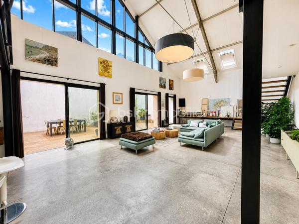 LOFT D'EXCEPTION LIBRE DE PRÈS DE 400 M² + 52 500 € DE REVENUS LOCATIFS ANNUELS

À la frontière des quartiers Henriville et Saint-Honoré, dans le bas du quartier, à quelques minutes à pied du Cirque Jules Verne, du centre-ville et de la gare, découvrez une propriété absolument unique sur le marché amiénois.

Développant près de 800 m² habitables au sein d'un ensemble immobilier détenu en monopropriété, cette propriété offre une combinaison exceptionnelle entre résidence principale haut de gamme, patrimoine immobilier et revenus locatifs.

Ancien bâtiment industriel entièrement réhabilité, l'ensemble a conservé ce qui faisait la noblesse de son architecture d'origine : impressionnantes structures métalliques rivetées, volumes spectaculaires, hauteurs sous plafond remarquables et esprit atelier omniprésent.

De monumentales verrières réalisées sur mesure par un métallier d'art rythment les espaces et offrent une luminosité exceptionnelle tout au long de la journée. Les surfaces vitrées sont tout simplement impressionnantes et participent pleinement à l'identité unique des lieux.

L'ensemble comprend :

* Un loft principal d'environ 400 m² vendu libre de toute occupation ;
* Un second loft d'environ 228 m² actuellement loué ;
* Un appartement T2 d'environ 74 m² ;
* Trois studios de plus de 30 m² chacun ;
* Plusieurs stationnements privatifs ;
* Des espaces extérieurs privatifs et communs.

Le loft principal constitue à lui seul un bien exceptionnel.

Organisé autour de vastes espaces de réception, il bénéficie d'un jardin arboré privatif, de terrasses, d'une intimité remarquable et surtout d'une absence totale de vis-à-vis, situation particulièrement rare à proximité immédiate du centre-ville d'Amiens.

Le second loft bénéficie lui aussi de ses propres espaces extérieurs, permettant à chacun des occupants de profiter d'un véritable cadre de vie indépendant.

Ici, vous n'achetez pas uniquement des mètres carrés.

Vous achetez un lieu de vie.

Un lieu où l'architecture industrielle rencontre le confort contemporain.

L'un des principaux atouts de cette propriété réside également dans son modèle patrimonial particulièrement rare.

Pendant que vous profitez pleinement du loft principal libre d'occupation, les autres logements déjà loués génèrent environ 52 500 € de revenus locatifs annuels hors charges.

Une situation particulièrement attractive pour un dirigeant d'entreprise, une profession libérale, un investisseur patrimonial ou une famille souhaitant associer qualité de vie et revenus complémentaires.

Autre avantage majeur : l'ensemble est détenu en monopropriété:
Pas de copropriété.
Pas de syndic.
Pas d'assemblées générales.
Pas de contraintes imposées par d'autres copropriétaires.

Vous restez seul maître à bord de votre patrimoine et de son évolution future.

À une époque où les biens véritablement atypiques deviennent extrêmement rares et où les coûts de construction et de réhabilitation atteignent des niveaux historiques, cette propriété constitue un actif patrimonial difficilement reproductible.

Un bien destiné à une clientèle exigeante à la recherche d'un lieu de vie exceptionnel associé à un patrimoine immobilier pérenne.

Dossier complet, plans, diagnostics et informations complémentaires sur demande.

Bien confidentiel.
Taxe foncière : 12.000€

Renseignements uniquement sur présentation d'un projet cohérent.