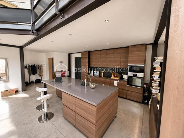 LOFT D'EXCEPTION LIBRE DE PRÈS DE 400 M² + 52 500 € DE REVENUS LOCATIFS ANNUELS

À la frontière des quartiers Henriville et Saint-Honoré, dans le bas du quartier, à quelques minutes à pied du Cirque Jules Verne, du centre-ville et de la gare, découvrez une propriété absolument unique sur le marché amiénois.

Développant près de 800 m² habitables au sein d'un ensemble immobilier détenu en monopropriété, cette propriété offre une combinaison exceptionnelle entre résidence principale haut de gamme, patrimoine immobilier et revenus locatifs.

Ancien bâtiment industriel entièrement réhabilité, l'ensemble a conservé ce qui faisait la noblesse de son architecture d'origine : impressionnantes structures métalliques rivetées, volumes spectaculaires, hauteurs sous plafond remarquables et esprit atelier omniprésent.

De monumentales verrières réalisées sur mesure par un métallier d'art rythment les espaces et offrent une luminosité exceptionnelle tout au long de la journée. Les surfaces vitrées sont tout simplement impressionnantes et participent pleinement à l'identité unique des lieux.

L'ensemble comprend :

* Un loft principal d'environ 400 m² vendu libre de toute occupation ;
* Un second loft d'environ 228 m² actuellement loué ;
* Un appartement T2 d'environ 74 m² ;
* Trois studios de plus de 30 m² chacun ;
* Plusieurs stationnements privatifs ;
* Des espaces extérieurs privatifs et communs.

Le loft principal constitue à lui seul un bien exceptionnel.

Organisé autour de vastes espaces de réception, il bénéficie d'un jardin arboré privatif, de terrasses, d'une intimité remarquable et surtout d'une absence totale de vis-à-vis, situation particulièrement rare à proximité immédiate du centre-ville d'Amiens.

Le second loft bénéficie lui aussi de ses propres espaces extérieurs, permettant à chacun des occupants de profiter d'un véritable cadre de vie indépendant.

Ici, vous n'achetez pas uniquement des mètres carrés.

Vous achetez un lieu de vie.

Un lieu où l'architecture industrielle rencontre le confort contemporain.

L'un des principaux atouts de cette propriété réside également dans son modèle patrimonial particulièrement rare.

Pendant que vous profitez pleinement du loft principal libre d'occupation, les autres logements déjà loués génèrent environ 52 500 € de revenus locatifs annuels hors charges.

Une situation particulièrement attractive pour un dirigeant d'entreprise, une profession libérale, un investisseur patrimonial ou une famille souhaitant associer qualité de vie et revenus complémentaires.

Autre avantage majeur : l'ensemble est détenu en monopropriété:
Pas de copropriété.
Pas de syndic.
Pas d'assemblées générales.
Pas de contraintes imposées par d'autres copropriétaires.

Vous restez seul maître à bord de votre patrimoine et de son évolution future.

À une époque où les biens véritablement atypiques deviennent extrêmement rares et où les coûts de construction et de réhabilitation atteignent des niveaux historiques, cette propriété constitue un actif patrimonial difficilement reproductible.

Un bien destiné à une clientèle exigeante à la recherche d'un lieu de vie exceptionnel associé à un patrimoine immobilier pérenne.

Dossier complet, plans, diagnostics et informations complémentaires sur demande.

Bien confidentiel.
Taxe foncière : 12.000€

Renseignements uniquement sur présentation d'un projet cohérent.