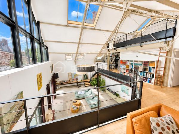 LOFT D'EXCEPTION LIBRE DE PRÈS DE 400 M² + 52 500 € DE REVENUS LOCATIFS ANNUELS

À la frontière des quartiers Henriville et Saint-Honoré, dans le bas du quartier, à quelques minutes à pied du Cirque Jules Verne, du centre-ville et de la gare, découvrez une propriété absolument unique sur le marché amiénois.

Développant près de 800 m² habitables au sein d'un ensemble immobilier détenu en monopropriété, cette propriété offre une combinaison exceptionnelle entre résidence principale haut de gamme, patrimoine immobilier et revenus locatifs.

Ancien bâtiment industriel entièrement réhabilité, l'ensemble a conservé ce qui faisait la noblesse de son architecture d'origine : impressionnantes structures métalliques rivetées, volumes spectaculaires, hauteurs sous plafond remarquables et esprit atelier omniprésent.

De monumentales verrières réalisées sur mesure par un métallier d'art rythment les espaces et offrent une luminosité exceptionnelle tout au long de la journée. Les surfaces vitrées sont tout simplement impressionnantes et participent pleinement à l'identité unique des lieux.

L'ensemble comprend :

* Un loft principal d'environ 400 m² vendu libre de toute occupation ;
* Un second loft d'environ 228 m² actuellement loué ;
* Un appartement T2 d'environ 74 m² ;
* Trois studios de plus de 30 m² chacun ;
* Plusieurs stationnements privatifs ;
* Des espaces extérieurs privatifs et communs.

Le loft principal constitue à lui seul un bien exceptionnel.

Organisé autour de vastes espaces de réception, il bénéficie d'un jardin arboré privatif, de terrasses, d'une intimité remarquable et surtout d'une absence totale de vis-à-vis, situation particulièrement rare à proximité immédiate du centre-ville d'Amiens.

Le second loft bénéficie lui aussi de ses propres espaces extérieurs, permettant à chacun des occupants de profiter d'un véritable cadre de vie indépendant.

Ici, vous n'achetez pas uniquement des mètres carrés.

Vous achetez un lieu de vie.

Un lieu où l'architecture industrielle rencontre le confort contemporain.

L'un des principaux atouts de cette propriété réside également dans son modèle patrimonial particulièrement rare.

Pendant que vous profitez pleinement du loft principal libre d'occupation, les autres logements déjà loués génèrent environ 52 500 € de revenus locatifs annuels hors charges.

Une situation particulièrement attractive pour un dirigeant d'entreprise, une profession libérale, un investisseur patrimonial ou une famille souhaitant associer qualité de vie et revenus complémentaires.

Autre avantage majeur : l'ensemble est détenu en monopropriété:
Pas de copropriété.
Pas de syndic.
Pas d'assemblées générales.
Pas de contraintes imposées par d'autres copropriétaires.

Vous restez seul maître à bord de votre patrimoine et de son évolution future.

À une époque où les biens véritablement atypiques deviennent extrêmement rares et où les coûts de construction et de réhabilitation atteignent des niveaux historiques, cette propriété constitue un actif patrimonial difficilement reproductible.

Un bien destiné à une clientèle exigeante à la recherche d'un lieu de vie exceptionnel associé à un patrimoine immobilier pérenne.

Dossier complet, plans, diagnostics et informations complémentaires sur demande.

Bien confidentiel.
Taxe foncière : 12.000€

Renseignements uniquement sur présentation d'un projet cohérent.
