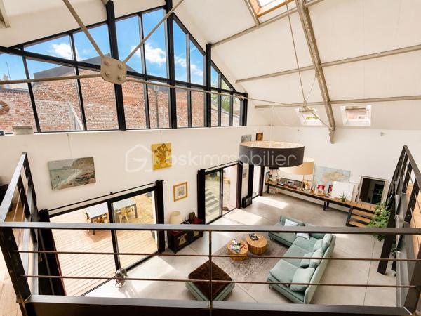 LOFT D'EXCEPTION LIBRE DE PRÈS DE 400 M² + 52 500 € DE REVENUS LOCATIFS ANNUELS

À la frontière des quartiers Henriville et Saint-Honoré, dans le bas du quartier, à quelques minutes à pied du Cirque Jules Verne, du centre-ville et de la gare, découvrez une propriété absolument unique sur le marché amiénois.

Développant près de 800 m² habitables au sein d'un ensemble immobilier détenu en monopropriété, cette propriété offre une combinaison exceptionnelle entre résidence principale haut de gamme, patrimoine immobilier et revenus locatifs.

Ancien bâtiment industriel entièrement réhabilité, l'ensemble a conservé ce qui faisait la noblesse de son architecture d'origine : impressionnantes structures métalliques rivetées, volumes spectaculaires, hauteurs sous plafond remarquables et esprit atelier omniprésent.

De monumentales verrières réalisées sur mesure par un métallier d'art rythment les espaces et offrent une luminosité exceptionnelle tout au long de la journée. Les surfaces vitrées sont tout simplement impressionnantes et participent pleinement à l'identité unique des lieux.

L'ensemble comprend :

* Un loft principal d'environ 400 m² vendu libre de toute occupation ;
* Un second loft d'environ 228 m² actuellement loué ;
* Un appartement T2 d'environ 74 m² ;
* Trois studios de plus de 30 m² chacun ;
* Plusieurs stationnements privatifs ;
* Des espaces extérieurs privatifs et communs.

Le loft principal constitue à lui seul un bien exceptionnel.

Organisé autour de vastes espaces de réception, il bénéficie d'un jardin arboré privatif, de terrasses, d'une intimité remarquable et surtout d'une absence totale de vis-à-vis, situation particulièrement rare à proximité immédiate du centre-ville d'Amiens.

Le second loft bénéficie lui aussi de ses propres espaces extérieurs, permettant à chacun des occupants de profiter d'un véritable cadre de vie indépendant.

Ici, vous n'achetez pas uniquement des mètres carrés.

Vous achetez un lieu de vie.

Un lieu où l'architecture industrielle rencontre le confort contemporain.

L'un des principaux atouts de cette propriété réside également dans son modèle patrimonial particulièrement rare.

Pendant que vous profitez pleinement du loft principal libre d'occupation, les autres logements déjà loués génèrent environ 52 500 € de revenus locatifs annuels hors charges.

Une situation particulièrement attractive pour un dirigeant d'entreprise, une profession libérale, un investisseur patrimonial ou une famille souhaitant associer qualité de vie et revenus complémentaires.

Autre avantage majeur : l'ensemble est détenu en monopropriété:
Pas de copropriété.
Pas de syndic.
Pas d'assemblées générales.
Pas de contraintes imposées par d'autres copropriétaires.

Vous restez seul maître à bord de votre patrimoine et de son évolution future.

À une époque où les biens véritablement atypiques deviennent extrêmement rares et où les coûts de construction et de réhabilitation atteignent des niveaux historiques, cette propriété constitue un actif patrimonial difficilement reproductible.

Un bien destiné à une clientèle exigeante à la recherche d'un lieu de vie exceptionnel associé à un patrimoine immobilier pérenne.

Dossier complet, plans, diagnostics et informations complémentaires sur demande.

Bien confidentiel.
Taxe foncière : 12.000€

Renseignements uniquement sur présentation d'un projet cohérent.