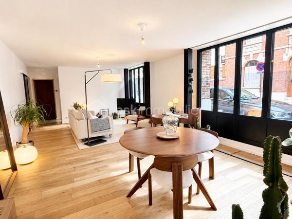 LOFT D'EXCEPTION LIBRE DE PRÈS DE 400 M² + 52 500 € DE REVENUS LOCATIFS ANNUELS

À la frontière des quartiers Henriville et Saint-Honoré, dans le bas du quartier, à quelques minutes à pied du Cirque Jules Verne, du centre-ville et de la gare, découvrez une propriété absolument unique sur le marché amiénois.

Développant près de 800 m² habitables au sein d'un ensemble immobilier détenu en monopropriété, cette propriété offre une combinaison exceptionnelle entre résidence principale haut de gamme, patrimoine immobilier et revenus locatifs.

Ancien bâtiment industriel entièrement réhabilité, l'ensemble a conservé ce qui faisait la noblesse de son architecture d'origine : impressionnantes structures métalliques rivetées, volumes spectaculaires, hauteurs sous plafond remarquables et esprit atelier omniprésent.

De monumentales verrières réalisées sur mesure par un métallier d'art rythment les espaces et offrent une luminosité exceptionnelle tout au long de la journée. Les surfaces vitrées sont tout simplement impressionnantes et participent pleinement à l'identité unique des lieux.

L'ensemble comprend :

* Un loft principal d'environ 400 m² vendu libre de toute occupation ;
* Un second loft d'environ 228 m² actuellement loué ;
* Un appartement T2 d'environ 74 m² ;
* Trois studios de plus de 30 m² chacun ;
* Plusieurs stationnements privatifs ;
* Des espaces extérieurs privatifs et communs.

Le loft principal constitue à lui seul un bien exceptionnel.

Organisé autour de vastes espaces de réception, il bénéficie d'un jardin arboré privatif, de terrasses, d'une intimité remarquable et surtout d'une absence totale de vis-à-vis, situation particulièrement rare à proximité immédiate du centre-ville d'Amiens.

Le second loft bénéficie lui aussi de ses propres espaces extérieurs, permettant à chacun des occupants de profiter d'un véritable cadre de vie indépendant.

Ici, vous n'achetez pas uniquement des mètres carrés.

Vous achetez un lieu de vie.

Un lieu où l'architecture industrielle rencontre le confort contemporain.

L'un des principaux atouts de cette propriété réside également dans son modèle patrimonial particulièrement rare.

Pendant que vous profitez pleinement du loft principal libre d'occupation, les autres logements déjà loués génèrent environ 52 500 € de revenus locatifs annuels hors charges.

Une situation particulièrement attractive pour un dirigeant d'entreprise, une profession libérale, un investisseur patrimonial ou une famille souhaitant associer qualité de vie et revenus complémentaires.

Autre avantage majeur : l'ensemble est détenu en monopropriété:
Pas de copropriété.
Pas de syndic.
Pas d'assemblées générales.
Pas de contraintes imposées par d'autres copropriétaires.

Vous restez seul maître à bord de votre patrimoine et de son évolution future.

À une époque où les biens véritablement atypiques deviennent extrêmement rares et où les coûts de construction et de réhabilitation atteignent des niveaux historiques, cette propriété constitue un actif patrimonial difficilement reproductible.

Un bien destiné à une clientèle exigeante à la recherche d'un lieu de vie exceptionnel associé à un patrimoine immobilier pérenne.

Dossier complet, plans, diagnostics et informations complémentaires sur demande.

Bien confidentiel.
Taxe foncière : 12.000€

Renseignements uniquement sur présentation d'un projet cohérent.