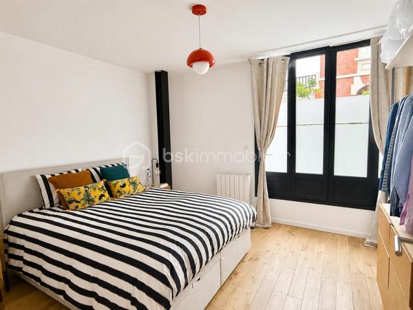 LOFT D'EXCEPTION LIBRE DE PRÈS DE 400 M² + 52 500 € DE REVENUS LOCATIFS ANNUELS

À la frontière des quartiers Henriville et Saint-Honoré, dans le bas du quartier, à quelques minutes à pied du Cirque Jules Verne, du centre-ville et de la gare, découvrez une propriété absolument unique sur le marché amiénois.

Développant près de 800 m² habitables au sein d'un ensemble immobilier détenu en monopropriété, cette propriété offre une combinaison exceptionnelle entre résidence principale haut de gamme, patrimoine immobilier et revenus locatifs.

Ancien bâtiment industriel entièrement réhabilité, l'ensemble a conservé ce qui faisait la noblesse de son architecture d'origine : impressionnantes structures métalliques rivetées, volumes spectaculaires, hauteurs sous plafond remarquables et esprit atelier omniprésent.

De monumentales verrières réalisées sur mesure par un métallier d'art rythment les espaces et offrent une luminosité exceptionnelle tout au long de la journée. Les surfaces vitrées sont tout simplement impressionnantes et participent pleinement à l'identité unique des lieux.

L'ensemble comprend :

* Un loft principal d'environ 400 m² vendu libre de toute occupation ;
* Un second loft d'environ 228 m² actuellement loué ;
* Un appartement T2 d'environ 74 m² ;
* Trois studios de plus de 30 m² chacun ;
* Plusieurs stationnements privatifs ;
* Des espaces extérieurs privatifs et communs.

Le loft principal constitue à lui seul un bien exceptionnel.

Organisé autour de vastes espaces de réception, il bénéficie d'un jardin arboré privatif, de terrasses, d'une intimité remarquable et surtout d'une absence totale de vis-à-vis, situation particulièrement rare à proximité immédiate du centre-ville d'Amiens.

Le second loft bénéficie lui aussi de ses propres espaces extérieurs, permettant à chacun des occupants de profiter d'un véritable cadre de vie indépendant.

Ici, vous n'achetez pas uniquement des mètres carrés.

Vous achetez un lieu de vie.

Un lieu où l'architecture industrielle rencontre le confort contemporain.

L'un des principaux atouts de cette propriété réside également dans son modèle patrimonial particulièrement rare.

Pendant que vous profitez pleinement du loft principal libre d'occupation, les autres logements déjà loués génèrent environ 52 500 € de revenus locatifs annuels hors charges.

Une situation particulièrement attractive pour un dirigeant d'entreprise, une profession libérale, un investisseur patrimonial ou une famille souhaitant associer qualité de vie et revenus complémentaires.

Autre avantage majeur : l'ensemble est détenu en monopropriété:
Pas de copropriété.
Pas de syndic.
Pas d'assemblées générales.
Pas de contraintes imposées par d'autres copropriétaires.

Vous restez seul maître à bord de votre patrimoine et de son évolution future.

À une époque où les biens véritablement atypiques deviennent extrêmement rares et où les coûts de construction et de réhabilitation atteignent des niveaux historiques, cette propriété constitue un actif patrimonial difficilement reproductible.

Un bien destiné à une clientèle exigeante à la recherche d'un lieu de vie exceptionnel associé à un patrimoine immobilier pérenne.

Dossier complet, plans, diagnostics et informations complémentaires sur demande.

Bien confidentiel.
Taxe foncière : 12.000€

Renseignements uniquement sur présentation d'un projet cohérent.