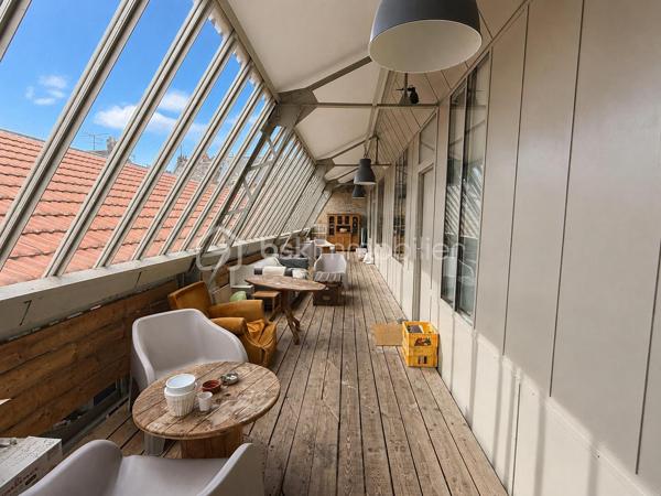 LOFT D'EXCEPTION LIBRE DE PRÈS DE 400 M² + 52 500 € DE REVENUS LOCATIFS ANNUELS

À la frontière des quartiers Henriville et Saint-Honoré, dans le bas du quartier, à quelques minutes à pied du Cirque Jules Verne, du centre-ville et de la gare, découvrez une propriété absolument unique sur le marché amiénois.

Développant près de 800 m² habitables au sein d'un ensemble immobilier détenu en monopropriété, cette propriété offre une combinaison exceptionnelle entre résidence principale haut de gamme, patrimoine immobilier et revenus locatifs.

Ancien bâtiment industriel entièrement réhabilité, l'ensemble a conservé ce qui faisait la noblesse de son architecture d'origine : impressionnantes structures métalliques rivetées, volumes spectaculaires, hauteurs sous plafond remarquables et esprit atelier omniprésent.

De monumentales verrières réalisées sur mesure par un métallier d'art rythment les espaces et offrent une luminosité exceptionnelle tout au long de la journée. Les surfaces vitrées sont tout simplement impressionnantes et participent pleinement à l'identité unique des lieux.

L'ensemble comprend :

* Un loft principal d'environ 400 m² vendu libre de toute occupation ;
* Un second loft d'environ 228 m² actuellement loué ;
* Un appartement T2 d'environ 74 m² ;
* Trois studios de plus de 30 m² chacun ;
* Plusieurs stationnements privatifs ;
* Des espaces extérieurs privatifs et communs.

Le loft principal constitue à lui seul un bien exceptionnel.

Organisé autour de vastes espaces de réception, il bénéficie d'un jardin arboré privatif, de terrasses, d'une intimité remarquable et surtout d'une absence totale de vis-à-vis, situation particulièrement rare à proximité immédiate du centre-ville d'Amiens.

Le second loft bénéficie lui aussi de ses propres espaces extérieurs, permettant à chacun des occupants de profiter d'un véritable cadre de vie indépendant.

Ici, vous n'achetez pas uniquement des mètres carrés.

Vous achetez un lieu de vie.

Un lieu où l'architecture industrielle rencontre le confort contemporain.

L'un des principaux atouts de cette propriété réside également dans son modèle patrimonial particulièrement rare.

Pendant que vous profitez pleinement du loft principal libre d'occupation, les autres logements déjà loués génèrent environ 52 500 € de revenus locatifs annuels hors charges.

Une situation particulièrement attractive pour un dirigeant d'entreprise, une profession libérale, un investisseur patrimonial ou une famille souhaitant associer qualité de vie et revenus complémentaires.

Autre avantage majeur : l'ensemble est détenu en monopropriété:
Pas de copropriété.
Pas de syndic.
Pas d'assemblées générales.
Pas de contraintes imposées par d'autres copropriétaires.

Vous restez seul maître à bord de votre patrimoine et de son évolution future.

À une époque où les biens véritablement atypiques deviennent extrêmement rares et où les coûts de construction et de réhabilitation atteignent des niveaux historiques, cette propriété constitue un actif patrimonial difficilement reproductible.

Un bien destiné à une clientèle exigeante à la recherche d'un lieu de vie exceptionnel associé à un patrimoine immobilier pérenne.

Dossier complet, plans, diagnostics et informations complémentaires sur demande.

Bien confidentiel.
Taxe foncière : 12.000€

Renseignements uniquement sur présentation d'un projet cohérent.