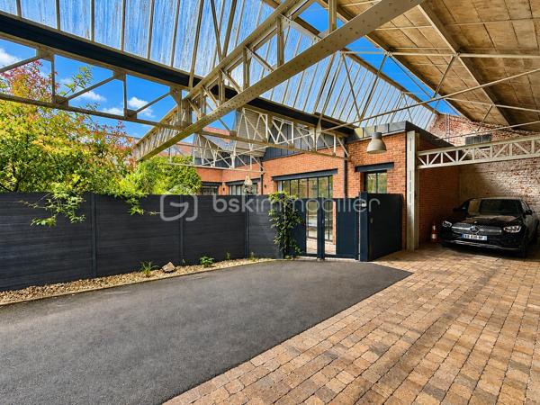 LOFT D'EXCEPTION LIBRE DE PRÈS DE 400 M² + 52 500 € DE REVENUS LOCATIFS ANNUELS

À la frontière des quartiers Henriville et Saint-Honoré, dans le bas du quartier, à quelques minutes à pied du Cirque Jules Verne, du centre-ville et de la gare, découvrez une propriété absolument unique sur le marché amiénois.

Développant près de 800 m² habitables au sein d'un ensemble immobilier détenu en monopropriété, cette propriété offre une combinaison exceptionnelle entre résidence principale haut de gamme, patrimoine immobilier et revenus locatifs.

Ancien bâtiment industriel entièrement réhabilité, l'ensemble a conservé ce qui faisait la noblesse de son architecture d'origine : impressionnantes structures métalliques rivetées, volumes spectaculaires, hauteurs sous plafond remarquables et esprit atelier omniprésent.

De monumentales verrières réalisées sur mesure par un métallier d'art rythment les espaces et offrent une luminosité exceptionnelle tout au long de la journée. Les surfaces vitrées sont tout simplement impressionnantes et participent pleinement à l'identité unique des lieux.

L'ensemble comprend :

* Un loft principal d'environ 400 m² vendu libre de toute occupation ;
* Un second loft d'environ 228 m² actuellement loué ;
* Un appartement T2 d'environ 74 m² ;
* Trois studios de plus de 30 m² chacun ;
* Plusieurs stationnements privatifs ;
* Des espaces extérieurs privatifs et communs.

Le loft principal constitue à lui seul un bien exceptionnel.

Organisé autour de vastes espaces de réception, il bénéficie d'un jardin arboré privatif, de terrasses, d'une intimité remarquable et surtout d'une absence totale de vis-à-vis, situation particulièrement rare à proximité immédiate du centre-ville d'Amiens.

Le second loft bénéficie lui aussi de ses propres espaces extérieurs, permettant à chacun des occupants de profiter d'un véritable cadre de vie indépendant.

Ici, vous n'achetez pas uniquement des mètres carrés.

Vous achetez un lieu de vie.

Un lieu où l'architecture industrielle rencontre le confort contemporain.

L'un des principaux atouts de cette propriété réside également dans son modèle patrimonial particulièrement rare.

Pendant que vous profitez pleinement du loft principal libre d'occupation, les autres logements déjà loués génèrent environ 52 500 € de revenus locatifs annuels hors charges.

Une situation particulièrement attractive pour un dirigeant d'entreprise, une profession libérale, un investisseur patrimonial ou une famille souhaitant associer qualité de vie et revenus complémentaires.

Autre avantage majeur : l'ensemble est détenu en monopropriété:
Pas de copropriété.
Pas de syndic.
Pas d'assemblées générales.
Pas de contraintes imposées par d'autres copropriétaires.

Vous restez seul maître à bord de votre patrimoine et de son évolution future.

À une époque où les biens véritablement atypiques deviennent extrêmement rares et où les coûts de construction et de réhabilitation atteignent des niveaux historiques, cette propriété constitue un actif patrimonial difficilement reproductible.

Un bien destiné à une clientèle exigeante à la recherche d'un lieu de vie exceptionnel associé à un patrimoine immobilier pérenne.

Dossier complet, plans, diagnostics et informations complémentaires sur demande.

Bien confidentiel.
Taxe foncière : 12.000€

Renseignements uniquement sur présentation d'un projet cohérent.