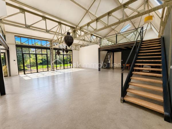 LOFT D'EXCEPTION LIBRE DE PRÈS DE 400 M² + 52 500 € DE REVENUS LOCATIFS ANNUELS

À la frontière des quartiers Henriville et Saint-Honoré, dans le bas du quartier, à quelques minutes à pied du Cirque Jules Verne, du centre-ville et de la gare, découvrez une propriété absolument unique sur le marché amiénois.

Développant près de 800 m² habitables au sein d'un ensemble immobilier détenu en monopropriété, cette propriété offre une combinaison exceptionnelle entre résidence principale haut de gamme, patrimoine immobilier et revenus locatifs.

Ancien bâtiment industriel entièrement réhabilité, l'ensemble a conservé ce qui faisait la noblesse de son architecture d'origine : impressionnantes structures métalliques rivetées, volumes spectaculaires, hauteurs sous plafond remarquables et esprit atelier omniprésent.

De monumentales verrières réalisées sur mesure par un métallier d'art rythment les espaces et offrent une luminosité exceptionnelle tout au long de la journée. Les surfaces vitrées sont tout simplement impressionnantes et participent pleinement à l'identité unique des lieux.

L'ensemble comprend :

* Un loft principal d'environ 400 m² vendu libre de toute occupation ;
* Un second loft d'environ 228 m² actuellement loué ;
* Un appartement T2 d'environ 74 m² ;
* Trois studios de plus de 30 m² chacun ;
* Plusieurs stationnements privatifs ;
* Des espaces extérieurs privatifs et communs.

Le loft principal constitue à lui seul un bien exceptionnel.

Organisé autour de vastes espaces de réception, il bénéficie d'un jardin arboré privatif, de terrasses, d'une intimité remarquable et surtout d'une absence totale de vis-à-vis, situation particulièrement rare à proximité immédiate du centre-ville d'Amiens.

Le second loft bénéficie lui aussi de ses propres espaces extérieurs, permettant à chacun des occupants de profiter d'un véritable cadre de vie indépendant.

Ici, vous n'achetez pas uniquement des mètres carrés.

Vous achetez un lieu de vie.

Un lieu où l'architecture industrielle rencontre le confort contemporain.

L'un des principaux atouts de cette propriété réside également dans son modèle patrimonial particulièrement rare.

Pendant que vous profitez pleinement du loft principal libre d'occupation, les autres logements déjà loués génèrent environ 52 500 € de revenus locatifs annuels hors charges.

Une situation particulièrement attractive pour un dirigeant d'entreprise, une profession libérale, un investisseur patrimonial ou une famille souhaitant associer qualité de vie et revenus complémentaires.

Autre avantage majeur : l'ensemble est détenu en monopropriété:
Pas de copropriété.
Pas de syndic.
Pas d'assemblées générales.
Pas de contraintes imposées par d'autres copropriétaires.

Vous restez seul maître à bord de votre patrimoine et de son évolution future.

À une époque où les biens véritablement atypiques deviennent extrêmement rares et où les coûts de construction et de réhabilitation atteignent des niveaux historiques, cette propriété constitue un actif patrimonial difficilement reproductible.

Un bien destiné à une clientèle exigeante à la recherche d'un lieu de vie exceptionnel associé à un patrimoine immobilier pérenne.

Dossier complet, plans, diagnostics et informations complémentaires sur demande.

Bien confidentiel.
Taxe foncière : 12.000€

Renseignements uniquement sur présentation d'un projet cohérent.