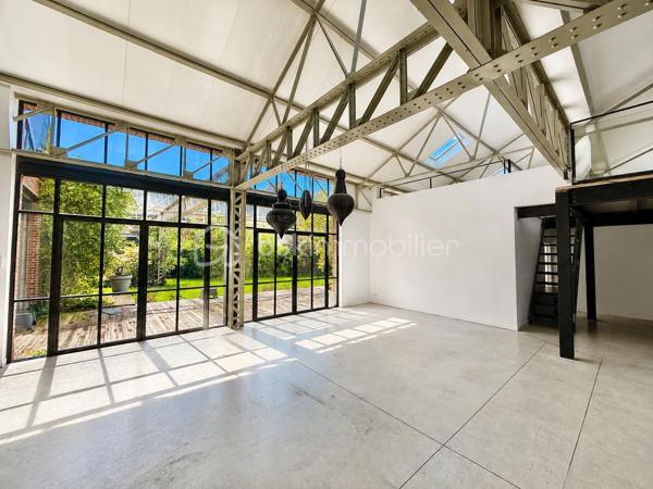 LOFT D'EXCEPTION LIBRE DE PRÈS DE 400 M² + 52 500 € DE REVENUS LOCATIFS ANNUELS

À la frontière des quartiers Henriville et Saint-Honoré, dans le bas du quartier, à quelques minutes à pied du Cirque Jules Verne, du centre-ville et de la gare, découvrez une propriété absolument unique sur le marché amiénois.

Développant près de 800 m² habitables au sein d'un ensemble immobilier détenu en monopropriété, cette propriété offre une combinaison exceptionnelle entre résidence principale haut de gamme, patrimoine immobilier et revenus locatifs.

Ancien bâtiment industriel entièrement réhabilité, l'ensemble a conservé ce qui faisait la noblesse de son architecture d'origine : impressionnantes structures métalliques rivetées, volumes spectaculaires, hauteurs sous plafond remarquables et esprit atelier omniprésent.

De monumentales verrières réalisées sur mesure par un métallier d'art rythment les espaces et offrent une luminosité exceptionnelle tout au long de la journée. Les surfaces vitrées sont tout simplement impressionnantes et participent pleinement à l'identité unique des lieux.

L'ensemble comprend :

* Un loft principal d'environ 400 m² vendu libre de toute occupation ;
* Un second loft d'environ 228 m² actuellement loué ;
* Un appartement T2 d'environ 74 m² ;
* Trois studios de plus de 30 m² chacun ;
* Plusieurs stationnements privatifs ;
* Des espaces extérieurs privatifs et communs.

Le loft principal constitue à lui seul un bien exceptionnel.

Organisé autour de vastes espaces de réception, il bénéficie d'un jardin arboré privatif, de terrasses, d'une intimité remarquable et surtout d'une absence totale de vis-à-vis, situation particulièrement rare à proximité immédiate du centre-ville d'Amiens.

Le second loft bénéficie lui aussi de ses propres espaces extérieurs, permettant à chacun des occupants de profiter d'un véritable cadre de vie indépendant.

Ici, vous n'achetez pas uniquement des mètres carrés.

Vous achetez un lieu de vie.

Un lieu où l'architecture industrielle rencontre le confort contemporain.

L'un des principaux atouts de cette propriété réside également dans son modèle patrimonial particulièrement rare.

Pendant que vous profitez pleinement du loft principal libre d'occupation, les autres logements déjà loués génèrent environ 52 500 € de revenus locatifs annuels hors charges.

Une situation particulièrement attractive pour un dirigeant d'entreprise, une profession libérale, un investisseur patrimonial ou une famille souhaitant associer qualité de vie et revenus complémentaires.

Autre avantage majeur : l'ensemble est détenu en monopropriété:
Pas de copropriété.
Pas de syndic.
Pas d'assemblées générales.
Pas de contraintes imposées par d'autres copropriétaires.

Vous restez seul maître à bord de votre patrimoine et de son évolution future.

À une époque où les biens véritablement atypiques deviennent extrêmement rares et où les coûts de construction et de réhabilitation atteignent des niveaux historiques, cette propriété constitue un actif patrimonial difficilement reproductible.

Un bien destiné à une clientèle exigeante à la recherche d'un lieu de vie exceptionnel associé à un patrimoine immobilier pérenne.

Dossier complet, plans, diagnostics et informations complémentaires sur demande.

Bien confidentiel.
Taxe foncière : 12.000€

Renseignements uniquement sur présentation d'un projet cohérent.