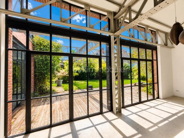LOFT D'EXCEPTION LIBRE DE PRÈS DE 400 M² + 52 500 € DE REVENUS LOCATIFS ANNUELS

À la frontière des quartiers Henriville et Saint-Honoré, dans le bas du quartier, à quelques minutes à pied du Cirque Jules Verne, du centre-ville et de la gare, découvrez une propriété absolument unique sur le marché amiénois.

Développant près de 800 m² habitables au sein d'un ensemble immobilier détenu en monopropriété, cette propriété offre une combinaison exceptionnelle entre résidence principale haut de gamme, patrimoine immobilier et revenus locatifs.

Ancien bâtiment industriel entièrement réhabilité, l'ensemble a conservé ce qui faisait la noblesse de son architecture d'origine : impressionnantes structures métalliques rivetées, volumes spectaculaires, hauteurs sous plafond remarquables et esprit atelier omniprésent.

De monumentales verrières réalisées sur mesure par un métallier d'art rythment les espaces et offrent une luminosité exceptionnelle tout au long de la journée. Les surfaces vitrées sont tout simplement impressionnantes et participent pleinement à l'identité unique des lieux.

L'ensemble comprend :

* Un loft principal d'environ 400 m² vendu libre de toute occupation ;
* Un second loft d'environ 228 m² actuellement loué ;
* Un appartement T2 d'environ 74 m² ;
* Trois studios de plus de 30 m² chacun ;
* Plusieurs stationnements privatifs ;
* Des espaces extérieurs privatifs et communs.

Le loft principal constitue à lui seul un bien exceptionnel.

Organisé autour de vastes espaces de réception, il bénéficie d'un jardin arboré privatif, de terrasses, d'une intimité remarquable et surtout d'une absence totale de vis-à-vis, situation particulièrement rare à proximité immédiate du centre-ville d'Amiens.

Le second loft bénéficie lui aussi de ses propres espaces extérieurs, permettant à chacun des occupants de profiter d'un véritable cadre de vie indépendant.

Ici, vous n'achetez pas uniquement des mètres carrés.

Vous achetez un lieu de vie.

Un lieu où l'architecture industrielle rencontre le confort contemporain.

L'un des principaux atouts de cette propriété réside également dans son modèle patrimonial particulièrement rare.

Pendant que vous profitez pleinement du loft principal libre d'occupation, les autres logements déjà loués génèrent environ 52 500 € de revenus locatifs annuels hors charges.

Une situation particulièrement attractive pour un dirigeant d'entreprise, une profession libérale, un investisseur patrimonial ou une famille souhaitant associer qualité de vie et revenus complémentaires.

Autre avantage majeur : l'ensemble est détenu en monopropriété:
Pas de copropriété.
Pas de syndic.
Pas d'assemblées générales.
Pas de contraintes imposées par d'autres copropriétaires.

Vous restez seul maître à bord de votre patrimoine et de son évolution future.

À une époque où les biens véritablement atypiques deviennent extrêmement rares et où les coûts de construction et de réhabilitation atteignent des niveaux historiques, cette propriété constitue un actif patrimonial difficilement reproductible.

Un bien destiné à une clientèle exigeante à la recherche d'un lieu de vie exceptionnel associé à un patrimoine immobilier pérenne.

Dossier complet, plans, diagnostics et informations complémentaires sur demande.

Bien confidentiel.
Taxe foncière : 12.000€

Renseignements uniquement sur présentation d'un projet cohérent.