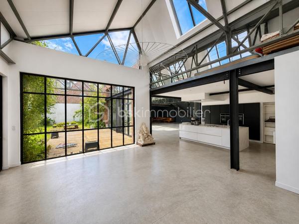 LOFT D'EXCEPTION LIBRE DE PRÈS DE 400 M² + 52 500 € DE REVENUS LOCATIFS ANNUELS

À la frontière des quartiers Henriville et Saint-Honoré, dans le bas du quartier, à quelques minutes à pied du Cirque Jules Verne, du centre-ville et de la gare, découvrez une propriété absolument unique sur le marché amiénois.

Développant près de 800 m² habitables au sein d'un ensemble immobilier détenu en monopropriété, cette propriété offre une combinaison exceptionnelle entre résidence principale haut de gamme, patrimoine immobilier et revenus locatifs.

Ancien bâtiment industriel entièrement réhabilité, l'ensemble a conservé ce qui faisait la noblesse de son architecture d'origine : impressionnantes structures métalliques rivetées, volumes spectaculaires, hauteurs sous plafond remarquables et esprit atelier omniprésent.

De monumentales verrières réalisées sur mesure par un métallier d'art rythment les espaces et offrent une luminosité exceptionnelle tout au long de la journée. Les surfaces vitrées sont tout simplement impressionnantes et participent pleinement à l'identité unique des lieux.

L'ensemble comprend :

* Un loft principal d'environ 400 m² vendu libre de toute occupation ;
* Un second loft d'environ 228 m² actuellement loué ;
* Un appartement T2 d'environ 74 m² ;
* Trois studios de plus de 30 m² chacun ;
* Plusieurs stationnements privatifs ;
* Des espaces extérieurs privatifs et communs.

Le loft principal constitue à lui seul un bien exceptionnel.

Organisé autour de vastes espaces de réception, il bénéficie d'un jardin arboré privatif, de terrasses, d'une intimité remarquable et surtout d'une absence totale de vis-à-vis, situation particulièrement rare à proximité immédiate du centre-ville d'Amiens.

Le second loft bénéficie lui aussi de ses propres espaces extérieurs, permettant à chacun des occupants de profiter d'un véritable cadre de vie indépendant.

Ici, vous n'achetez pas uniquement des mètres carrés.

Vous achetez un lieu de vie.

Un lieu où l'architecture industrielle rencontre le confort contemporain.

L'un des principaux atouts de cette propriété réside également dans son modèle patrimonial particulièrement rare.

Pendant que vous profitez pleinement du loft principal libre d'occupation, les autres logements déjà loués génèrent environ 52 500 € de revenus locatifs annuels hors charges.

Une situation particulièrement attractive pour un dirigeant d'entreprise, une profession libérale, un investisseur patrimonial ou une famille souhaitant associer qualité de vie et revenus complémentaires.

Autre avantage majeur : l'ensemble est détenu en monopropriété:
Pas de copropriété.
Pas de syndic.
Pas d'assemblées générales.
Pas de contraintes imposées par d'autres copropriétaires.

Vous restez seul maître à bord de votre patrimoine et de son évolution future.

À une époque où les biens véritablement atypiques deviennent extrêmement rares et où les coûts de construction et de réhabilitation atteignent des niveaux historiques, cette propriété constitue un actif patrimonial difficilement reproductible.

Un bien destiné à une clientèle exigeante à la recherche d'un lieu de vie exceptionnel associé à un patrimoine immobilier pérenne.

Dossier complet, plans, diagnostics et informations complémentaires sur demande.

Bien confidentiel.
Taxe foncière : 12.000€

Renseignements uniquement sur présentation d'un projet cohérent.