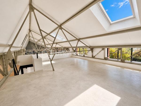 LOFT D'EXCEPTION LIBRE DE PRÈS DE 400 M² + 52 500 € DE REVENUS LOCATIFS ANNUELS

À la frontière des quartiers Henriville et Saint-Honoré, dans le bas du quartier, à quelques minutes à pied du Cirque Jules Verne, du centre-ville et de la gare, découvrez une propriété absolument unique sur le marché amiénois.

Développant près de 800 m² habitables au sein d'un ensemble immobilier détenu en monopropriété, cette propriété offre une combinaison exceptionnelle entre résidence principale haut de gamme, patrimoine immobilier et revenus locatifs.

Ancien bâtiment industriel entièrement réhabilité, l'ensemble a conservé ce qui faisait la noblesse de son architecture d'origine : impressionnantes structures métalliques rivetées, volumes spectaculaires, hauteurs sous plafond remarquables et esprit atelier omniprésent.

De monumentales verrières réalisées sur mesure par un métallier d'art rythment les espaces et offrent une luminosité exceptionnelle tout au long de la journée. Les surfaces vitrées sont tout simplement impressionnantes et participent pleinement à l'identité unique des lieux.

L'ensemble comprend :

* Un loft principal d'environ 400 m² vendu libre de toute occupation ;
* Un second loft d'environ 228 m² actuellement loué ;
* Un appartement T2 d'environ 74 m² ;
* Trois studios de plus de 30 m² chacun ;
* Plusieurs stationnements privatifs ;
* Des espaces extérieurs privatifs et communs.

Le loft principal constitue à lui seul un bien exceptionnel.

Organisé autour de vastes espaces de réception, il bénéficie d'un jardin arboré privatif, de terrasses, d'une intimité remarquable et surtout d'une absence totale de vis-à-vis, situation particulièrement rare à proximité immédiate du centre-ville d'Amiens.

Le second loft bénéficie lui aussi de ses propres espaces extérieurs, permettant à chacun des occupants de profiter d'un véritable cadre de vie indépendant.

Ici, vous n'achetez pas uniquement des mètres carrés.

Vous achetez un lieu de vie.

Un lieu où l'architecture industrielle rencontre le confort contemporain.

L'un des principaux atouts de cette propriété réside également dans son modèle patrimonial particulièrement rare.

Pendant que vous profitez pleinement du loft principal libre d'occupation, les autres logements déjà loués génèrent environ 52 500 € de revenus locatifs annuels hors charges.

Une situation particulièrement attractive pour un dirigeant d'entreprise, une profession libérale, un investisseur patrimonial ou une famille souhaitant associer qualité de vie et revenus complémentaires.

Autre avantage majeur : l'ensemble est détenu en monopropriété:
Pas de copropriété.
Pas de syndic.
Pas d'assemblées générales.
Pas de contraintes imposées par d'autres copropriétaires.

Vous restez seul maître à bord de votre patrimoine et de son évolution future.

À une époque où les biens véritablement atypiques deviennent extrêmement rares et où les coûts de construction et de réhabilitation atteignent des niveaux historiques, cette propriété constitue un actif patrimonial difficilement reproductible.

Un bien destiné à une clientèle exigeante à la recherche d'un lieu de vie exceptionnel associé à un patrimoine immobilier pérenne.

Dossier complet, plans, diagnostics et informations complémentaires sur demande.

Bien confidentiel.
Taxe foncière : 12.000€

Renseignements uniquement sur présentation d'un projet cohérent.