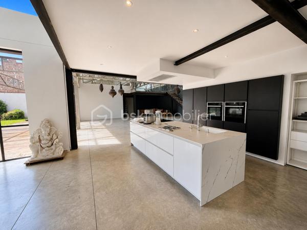 LOFT D'EXCEPTION LIBRE DE PRÈS DE 400 M² + 52 500 € DE REVENUS LOCATIFS ANNUELS

À la frontière des quartiers Henriville et Saint-Honoré, dans le bas du quartier, à quelques minutes à pied du Cirque Jules Verne, du centre-ville et de la gare, découvrez une propriété absolument unique sur le marché amiénois.

Développant près de 800 m² habitables au sein d'un ensemble immobilier détenu en monopropriété, cette propriété offre une combinaison exceptionnelle entre résidence principale haut de gamme, patrimoine immobilier et revenus locatifs.

Ancien bâtiment industriel entièrement réhabilité, l'ensemble a conservé ce qui faisait la noblesse de son architecture d'origine : impressionnantes structures métalliques rivetées, volumes spectaculaires, hauteurs sous plafond remarquables et esprit atelier omniprésent.

De monumentales verrières réalisées sur mesure par un métallier d'art rythment les espaces et offrent une luminosité exceptionnelle tout au long de la journée. Les surfaces vitrées sont tout simplement impressionnantes et participent pleinement à l'identité unique des lieux.

L'ensemble comprend :

* Un loft principal d'environ 400 m² vendu libre de toute occupation ;
* Un second loft d'environ 228 m² actuellement loué ;
* Un appartement T2 d'environ 74 m² ;
* Trois studios de plus de 30 m² chacun ;
* Plusieurs stationnements privatifs ;
* Des espaces extérieurs privatifs et communs.

Le loft principal constitue à lui seul un bien exceptionnel.

Organisé autour de vastes espaces de réception, il bénéficie d'un jardin arboré privatif, de terrasses, d'une intimité remarquable et surtout d'une absence totale de vis-à-vis, situation particulièrement rare à proximité immédiate du centre-ville d'Amiens.

Le second loft bénéficie lui aussi de ses propres espaces extérieurs, permettant à chacun des occupants de profiter d'un véritable cadre de vie indépendant.

Ici, vous n'achetez pas uniquement des mètres carrés.

Vous achetez un lieu de vie.

Un lieu où l'architecture industrielle rencontre le confort contemporain.

L'un des principaux atouts de cette propriété réside également dans son modèle patrimonial particulièrement rare.

Pendant que vous profitez pleinement du loft principal libre d'occupation, les autres logements déjà loués génèrent environ 52 500 € de revenus locatifs annuels hors charges.

Une situation particulièrement attractive pour un dirigeant d'entreprise, une profession libérale, un investisseur patrimonial ou une famille souhaitant associer qualité de vie et revenus complémentaires.

Autre avantage majeur : l'ensemble est détenu en monopropriété:
Pas de copropriété.
Pas de syndic.
Pas d'assemblées générales.
Pas de contraintes imposées par d'autres copropriétaires.

Vous restez seul maître à bord de votre patrimoine et de son évolution future.

À une époque où les biens véritablement atypiques deviennent extrêmement rares et où les coûts de construction et de réhabilitation atteignent des niveaux historiques, cette propriété constitue un actif patrimonial difficilement reproductible.

Un bien destiné à une clientèle exigeante à la recherche d'un lieu de vie exceptionnel associé à un patrimoine immobilier pérenne.

Dossier complet, plans, diagnostics et informations complémentaires sur demande.

Bien confidentiel.
Taxe foncière : 12.000€

Renseignements uniquement sur présentation d'un projet cohérent.