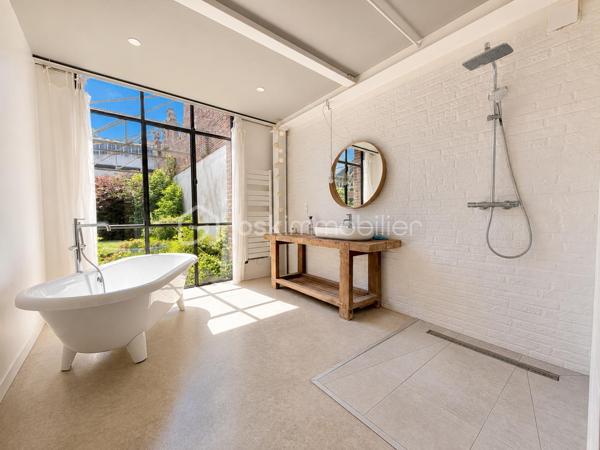 LOFT D'EXCEPTION LIBRE DE PRÈS DE 400 M² + 52 500 € DE REVENUS LOCATIFS ANNUELS

À la frontière des quartiers Henriville et Saint-Honoré, dans le bas du quartier, à quelques minutes à pied du Cirque Jules Verne, du centre-ville et de la gare, découvrez une propriété absolument unique sur le marché amiénois.

Développant près de 800 m² habitables au sein d'un ensemble immobilier détenu en monopropriété, cette propriété offre une combinaison exceptionnelle entre résidence principale haut de gamme, patrimoine immobilier et revenus locatifs.

Ancien bâtiment industriel entièrement réhabilité, l'ensemble a conservé ce qui faisait la noblesse de son architecture d'origine : impressionnantes structures métalliques rivetées, volumes spectaculaires, hauteurs sous plafond remarquables et esprit atelier omniprésent.

De monumentales verrières réalisées sur mesure par un métallier d'art rythment les espaces et offrent une luminosité exceptionnelle tout au long de la journée. Les surfaces vitrées sont tout simplement impressionnantes et participent pleinement à l'identité unique des lieux.

L'ensemble comprend :

* Un loft principal d'environ 400 m² vendu libre de toute occupation ;
* Un second loft d'environ 228 m² actuellement loué ;
* Un appartement T2 d'environ 74 m² ;
* Trois studios de plus de 30 m² chacun ;
* Plusieurs stationnements privatifs ;
* Des espaces extérieurs privatifs et communs.

Le loft principal constitue à lui seul un bien exceptionnel.

Organisé autour de vastes espaces de réception, il bénéficie d'un jardin arboré privatif, de terrasses, d'une intimité remarquable et surtout d'une absence totale de vis-à-vis, situation particulièrement rare à proximité immédiate du centre-ville d'Amiens.

Le second loft bénéficie lui aussi de ses propres espaces extérieurs, permettant à chacun des occupants de profiter d'un véritable cadre de vie indépendant.

Ici, vous n'achetez pas uniquement des mètres carrés.

Vous achetez un lieu de vie.

Un lieu où l'architecture industrielle rencontre le confort contemporain.

L'un des principaux atouts de cette propriété réside également dans son modèle patrimonial particulièrement rare.

Pendant que vous profitez pleinement du loft principal libre d'occupation, les autres logements déjà loués génèrent environ 52 500 € de revenus locatifs annuels hors charges.

Une situation particulièrement attractive pour un dirigeant d'entreprise, une profession libérale, un investisseur patrimonial ou une famille souhaitant associer qualité de vie et revenus complémentaires.

Autre avantage majeur : l'ensemble est détenu en monopropriété:
Pas de copropriété.
Pas de syndic.
Pas d'assemblées générales.
Pas de contraintes imposées par d'autres copropriétaires.

Vous restez seul maître à bord de votre patrimoine et de son évolution future.

À une époque où les biens véritablement atypiques deviennent extrêmement rares et où les coûts de construction et de réhabilitation atteignent des niveaux historiques, cette propriété constitue un actif patrimonial difficilement reproductible.

Un bien destiné à une clientèle exigeante à la recherche d'un lieu de vie exceptionnel associé à un patrimoine immobilier pérenne.

Dossier complet, plans, diagnostics et informations complémentaires sur demande.

Bien confidentiel.
Taxe foncière : 12.000€

Renseignements uniquement sur présentation d'un projet cohérent.