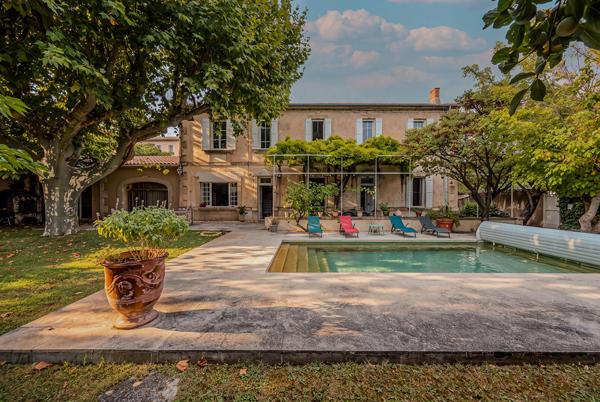 D’une pierre deux coups : un mas provençal aux deux habitations indépendantes