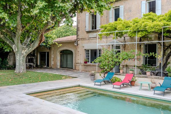 D’une pierre deux coups : un mas provençal aux deux habitations indépendantes